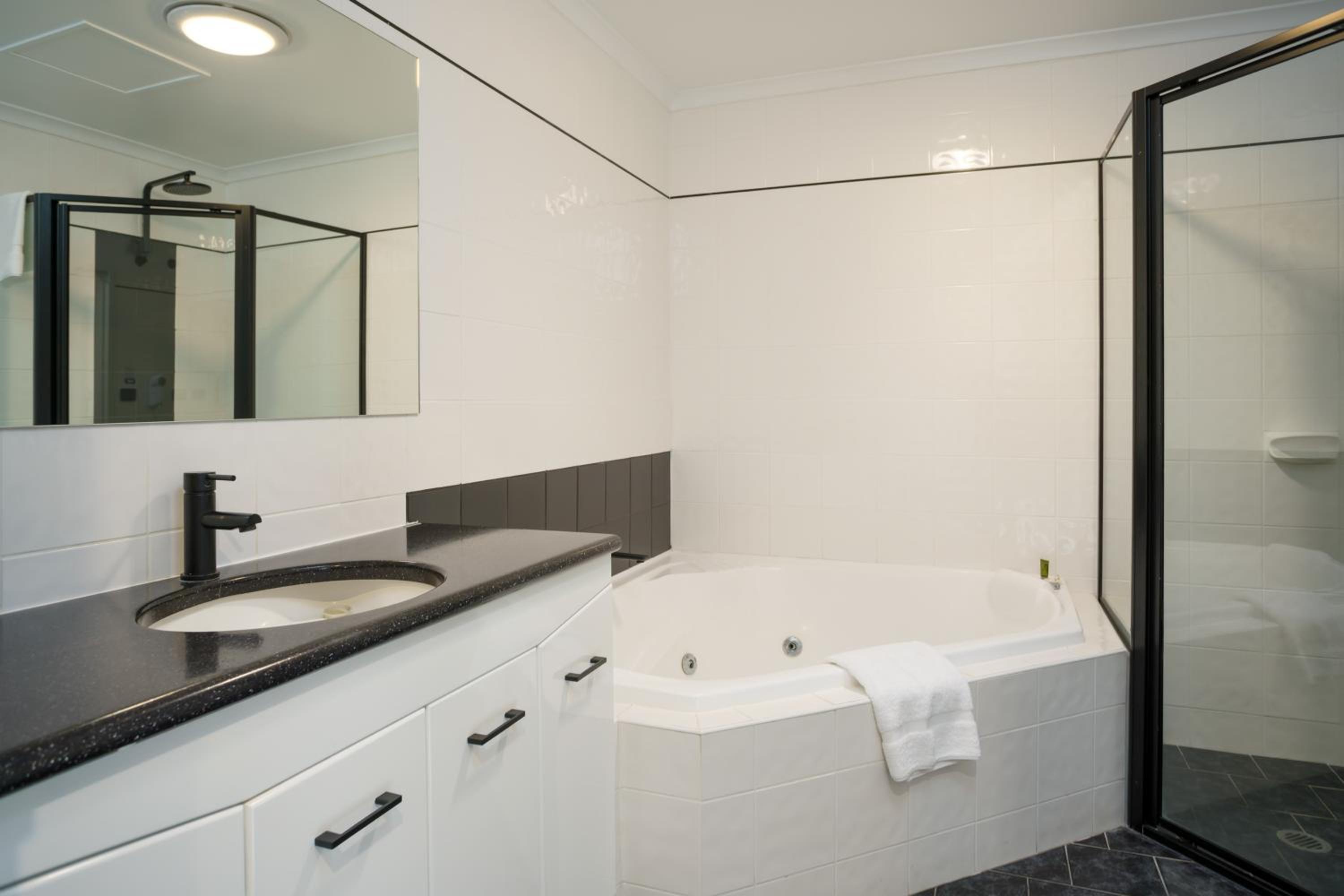 Executive Suite with Spa Bath photo 3