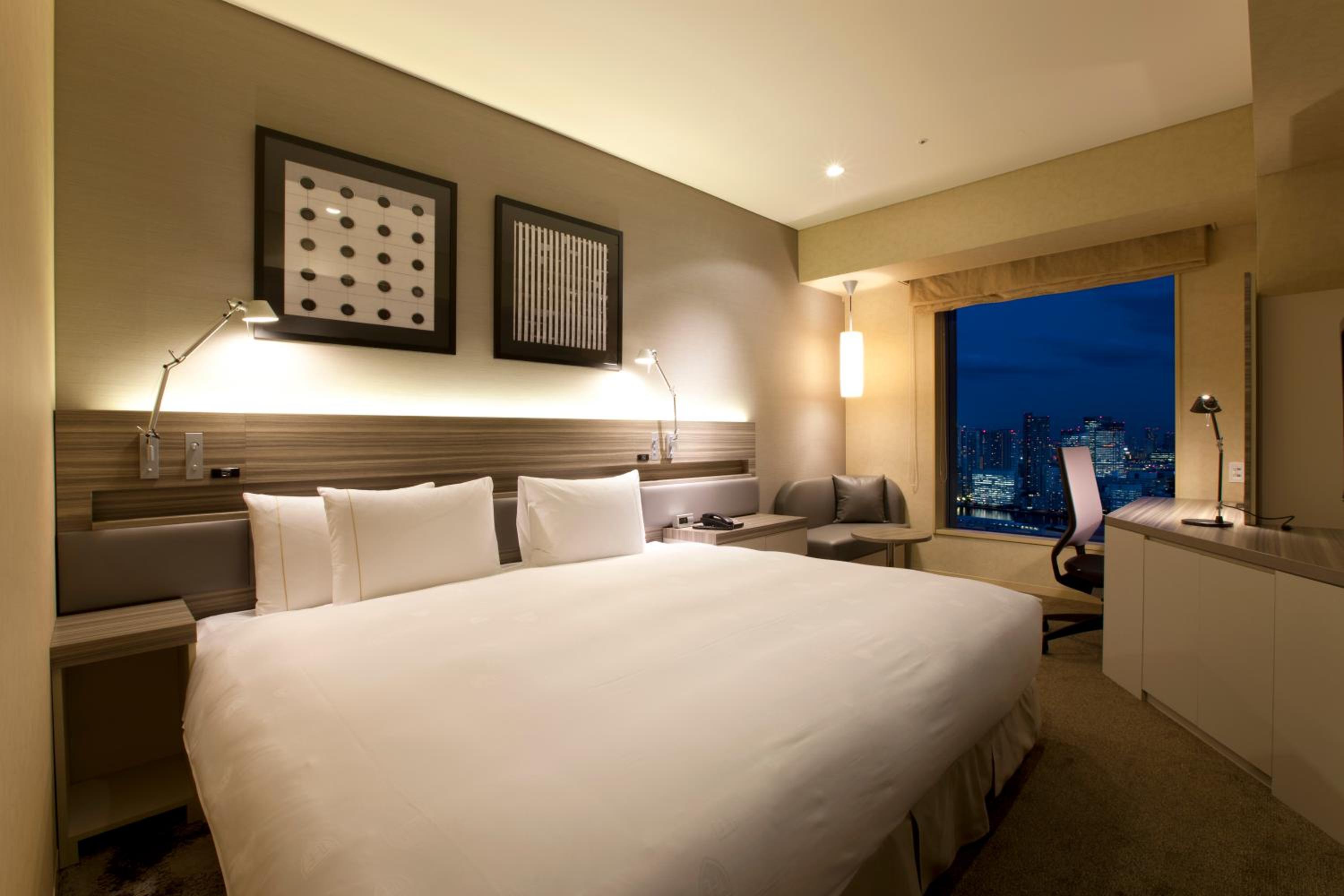 Premium Floor King Room with Lounge Access - Photo 1