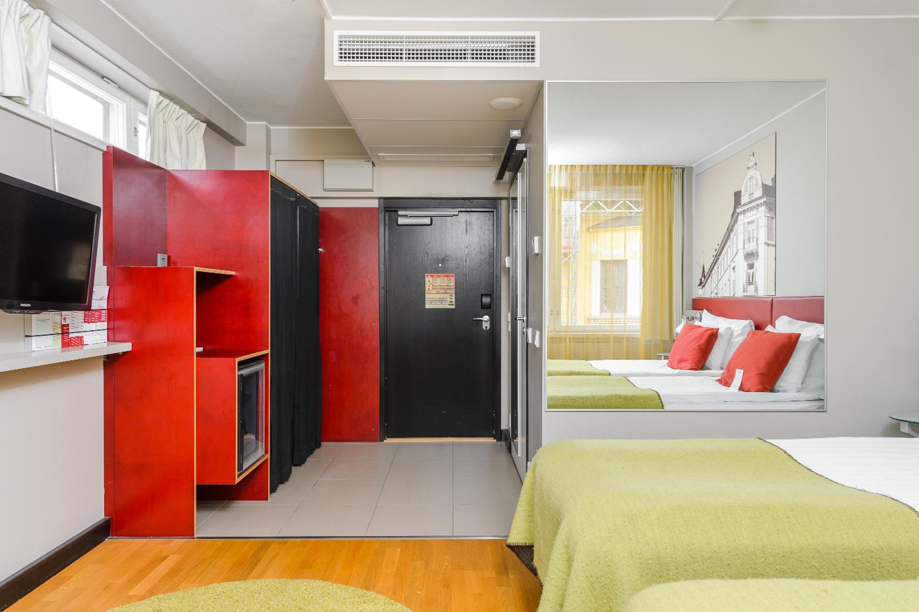 Standard Twin Room thumbnail 6