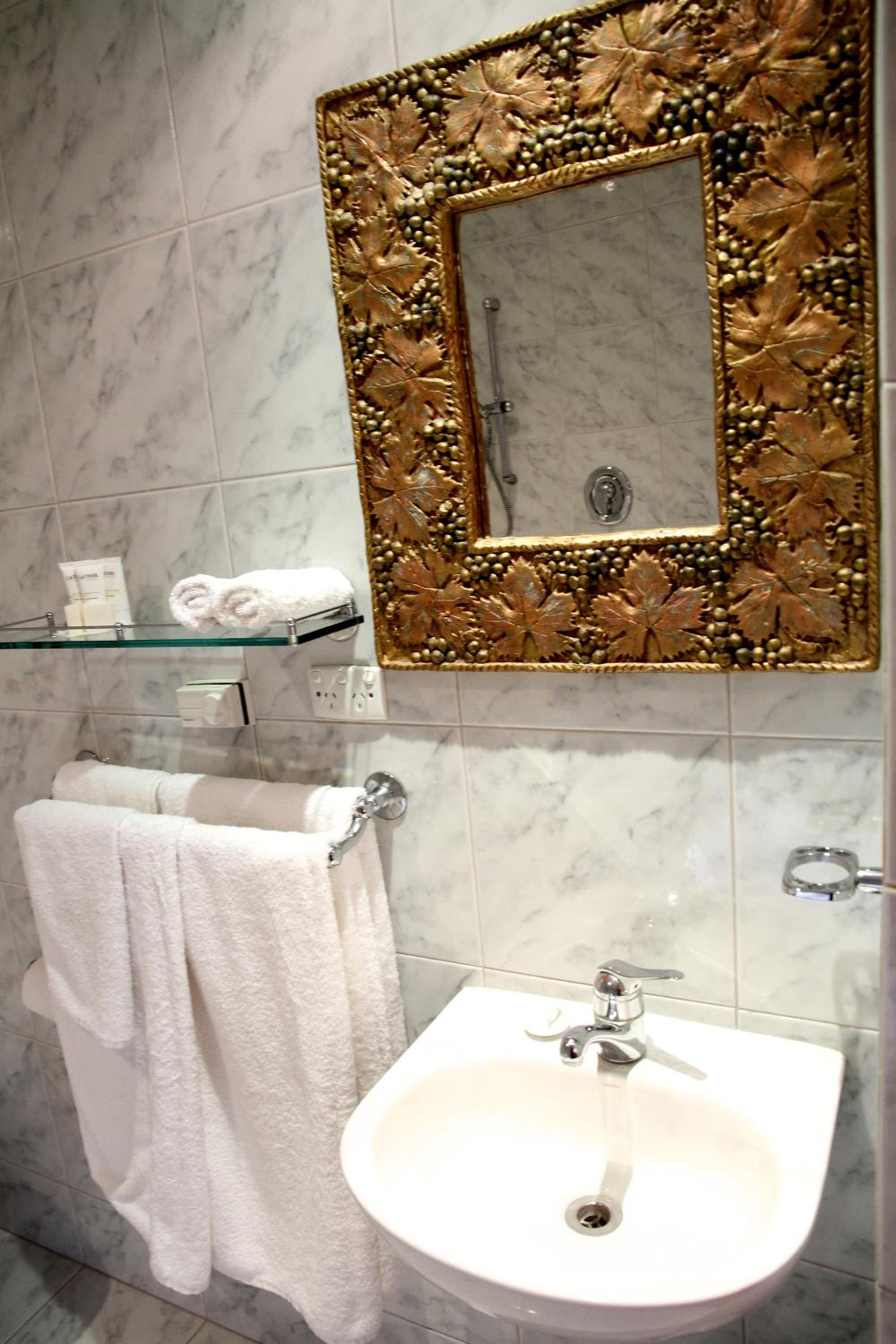 Champagne Spa Suite (38A Melbourne street, North Adelaide)