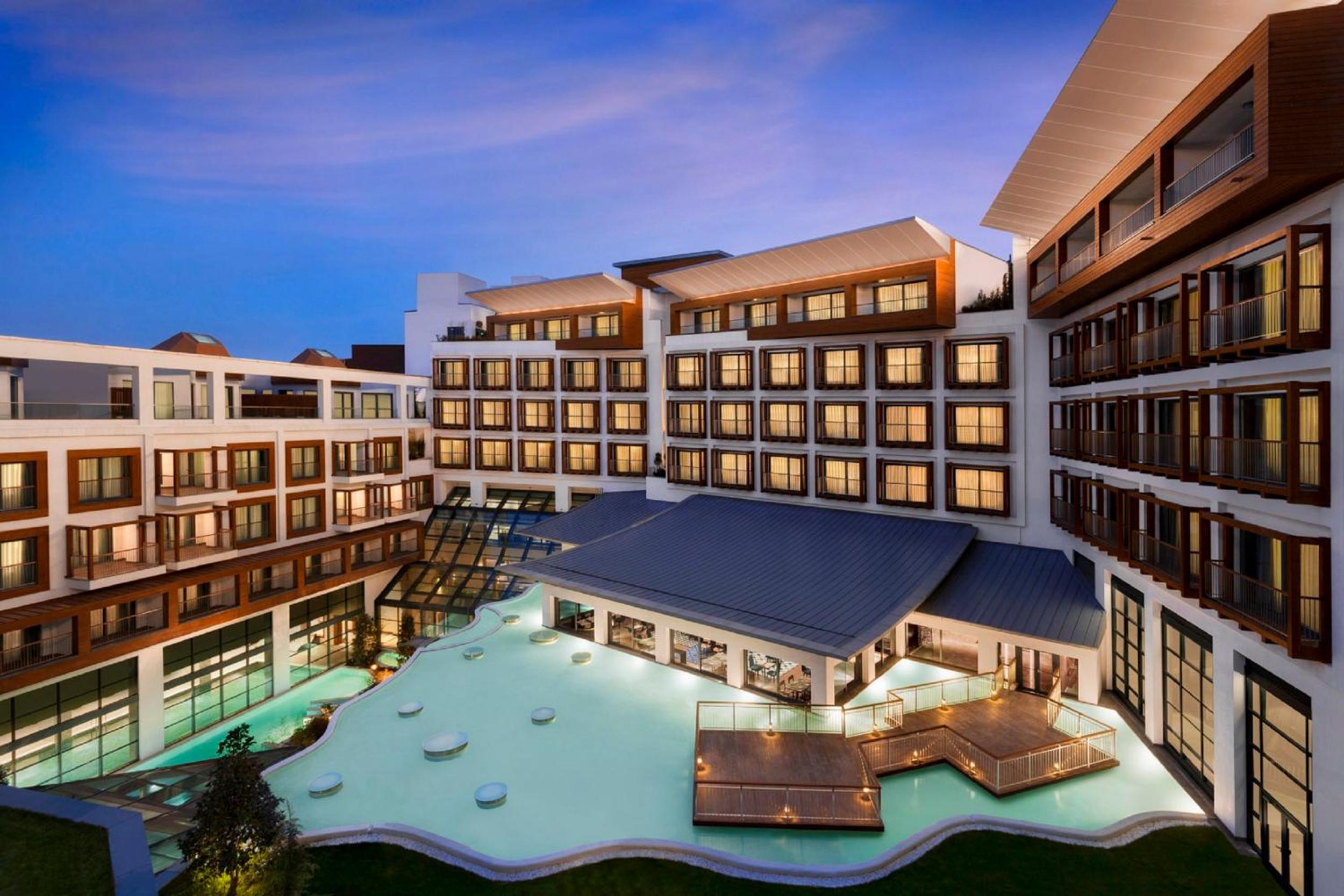 Superior Room with Balcony and Pool View photo 2