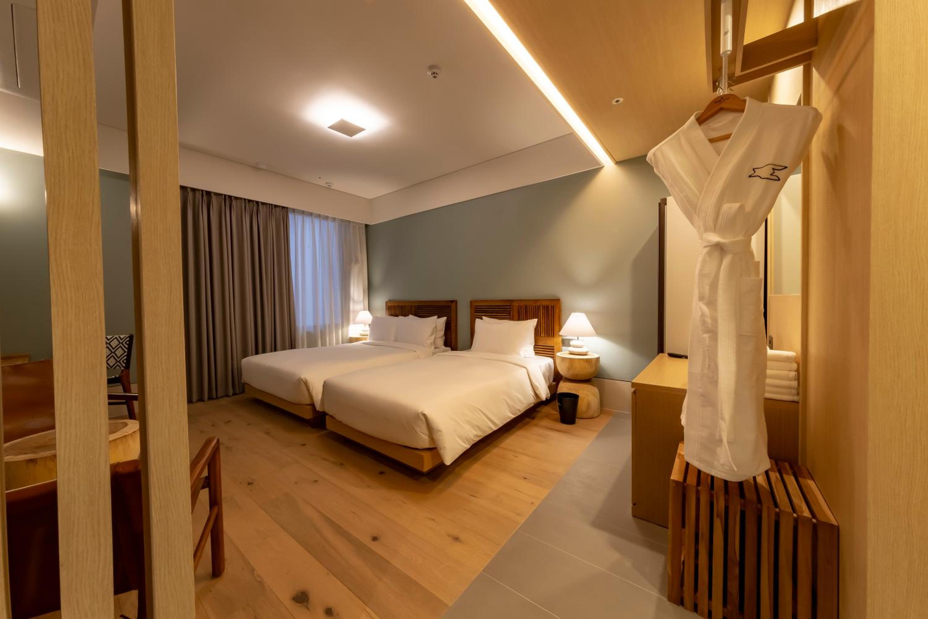 Premium Twin Room - Photo 1