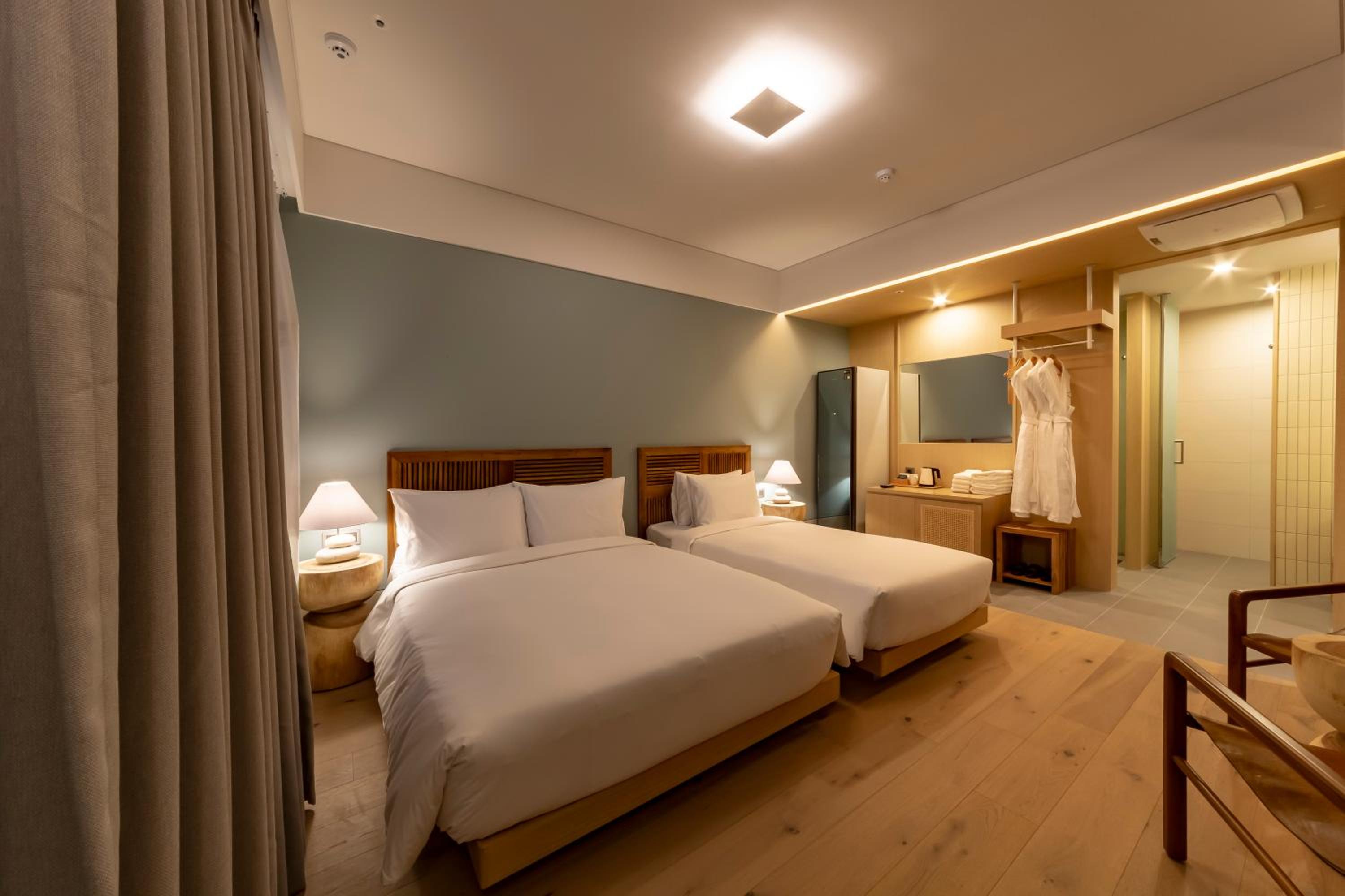 Premium Twin Room - Photo 3