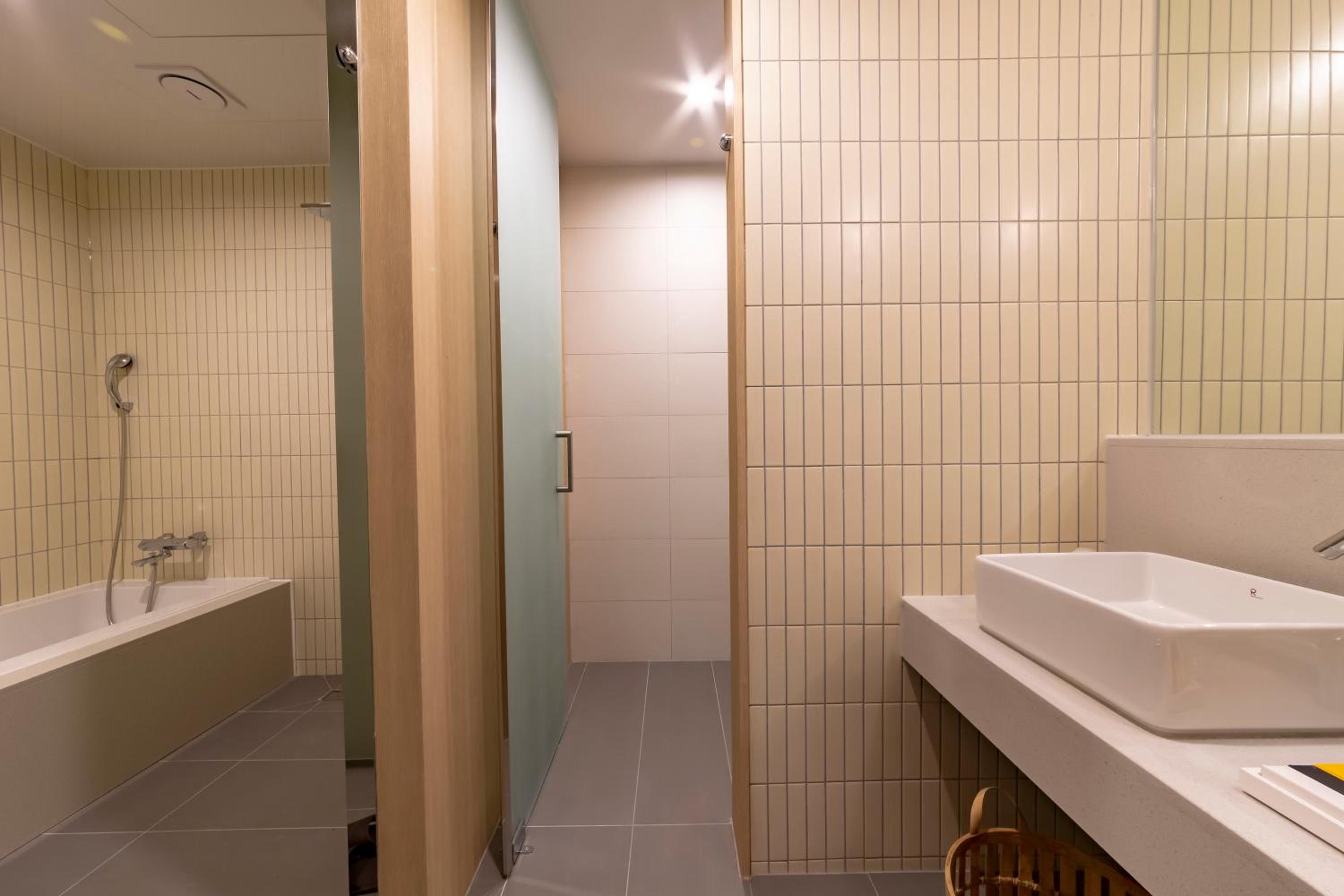 Premium Twin Room - Photo 2