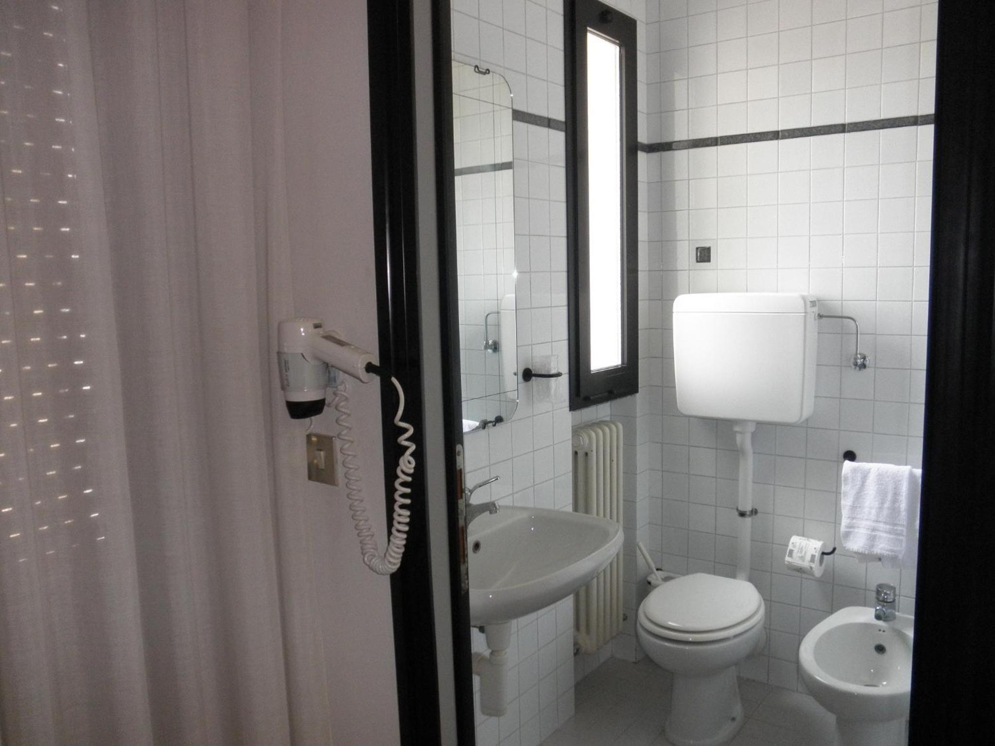 Double or Twin Room - Photo 12
