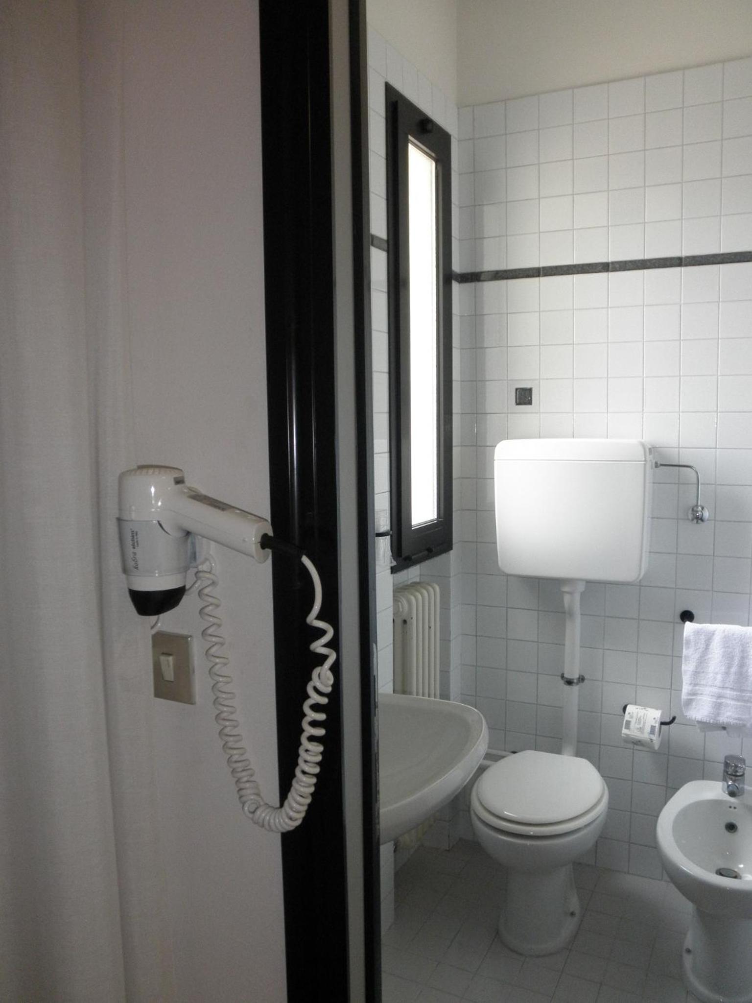 Double or Twin Room - Photo 10