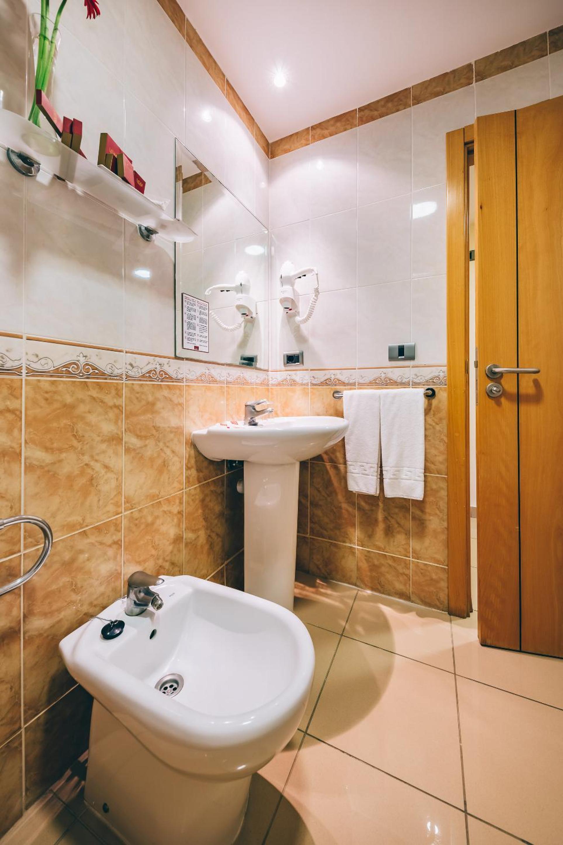 Double Room with Terrace thumbnail 5