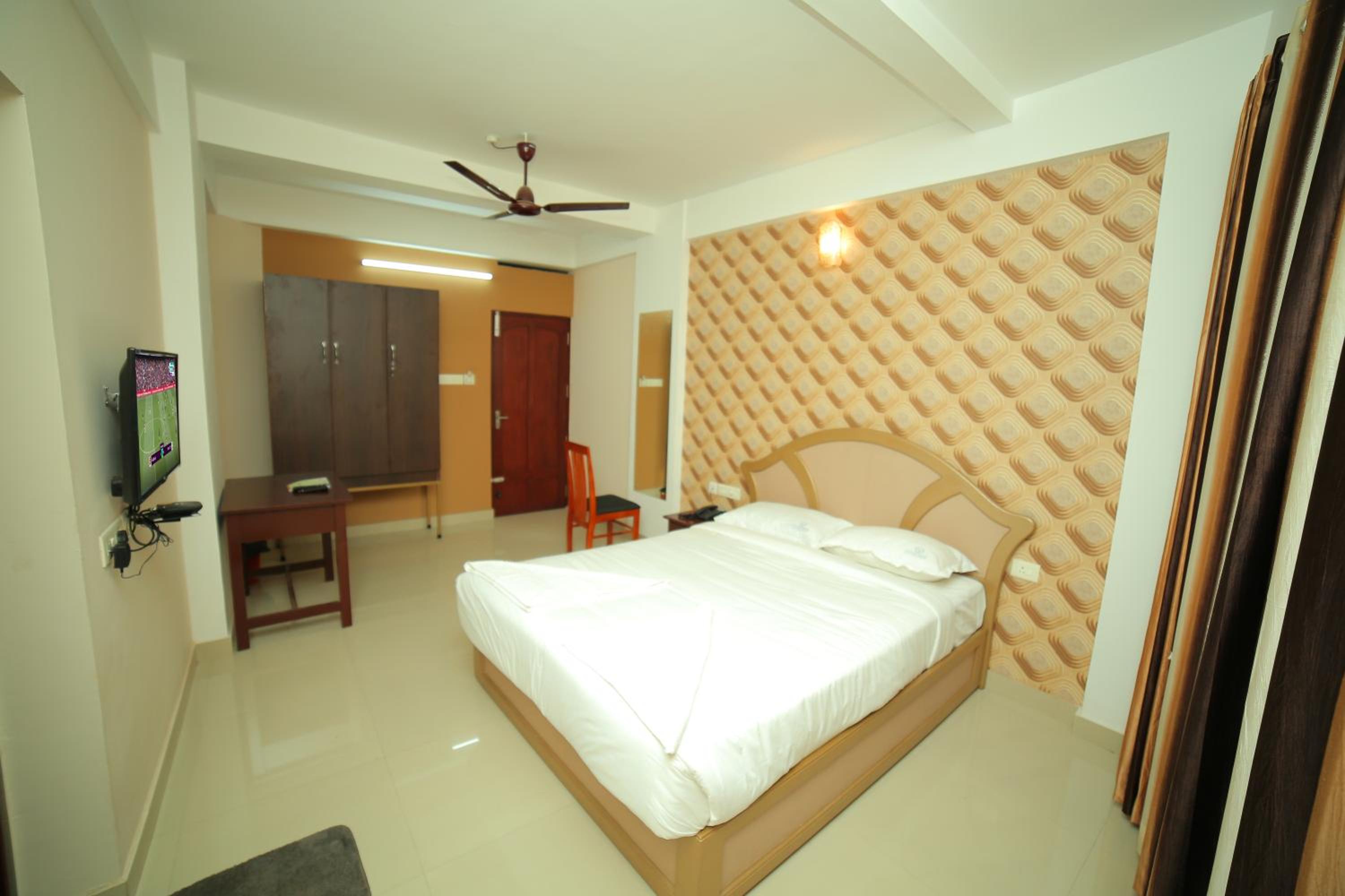 Deluxe Family Room - Photo 9
