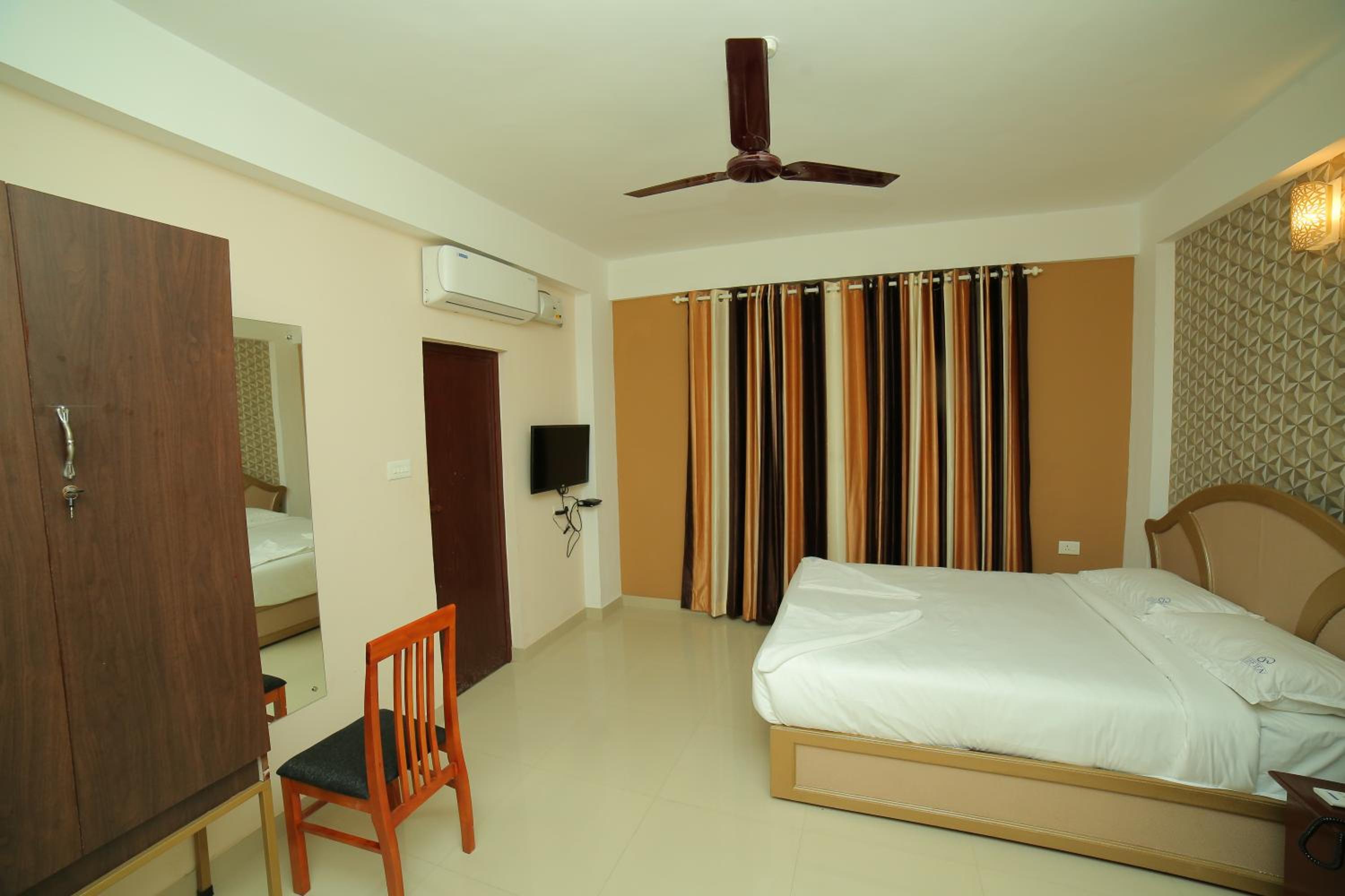 Deluxe Family Room - Photo 2