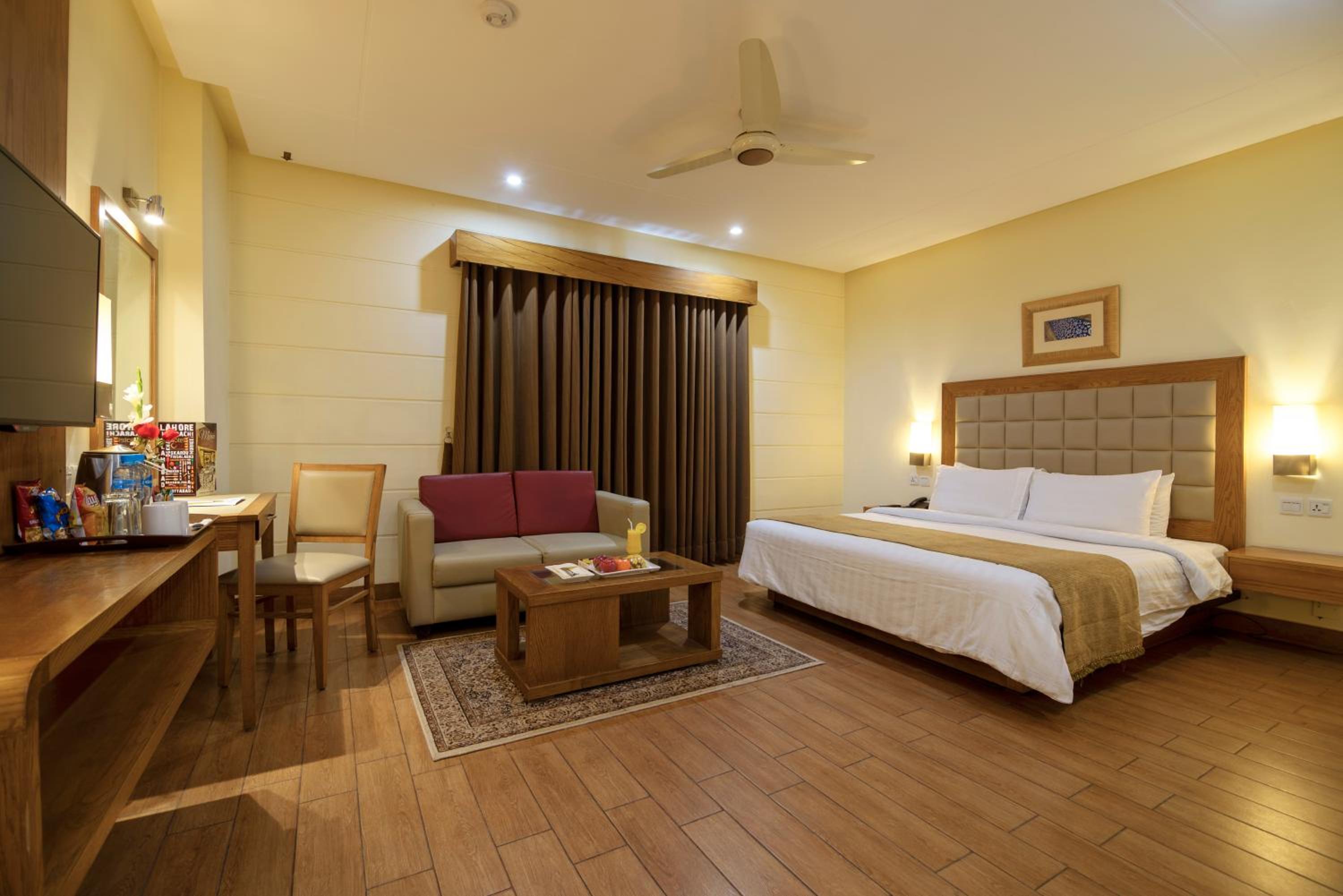 Suite - Photo 1