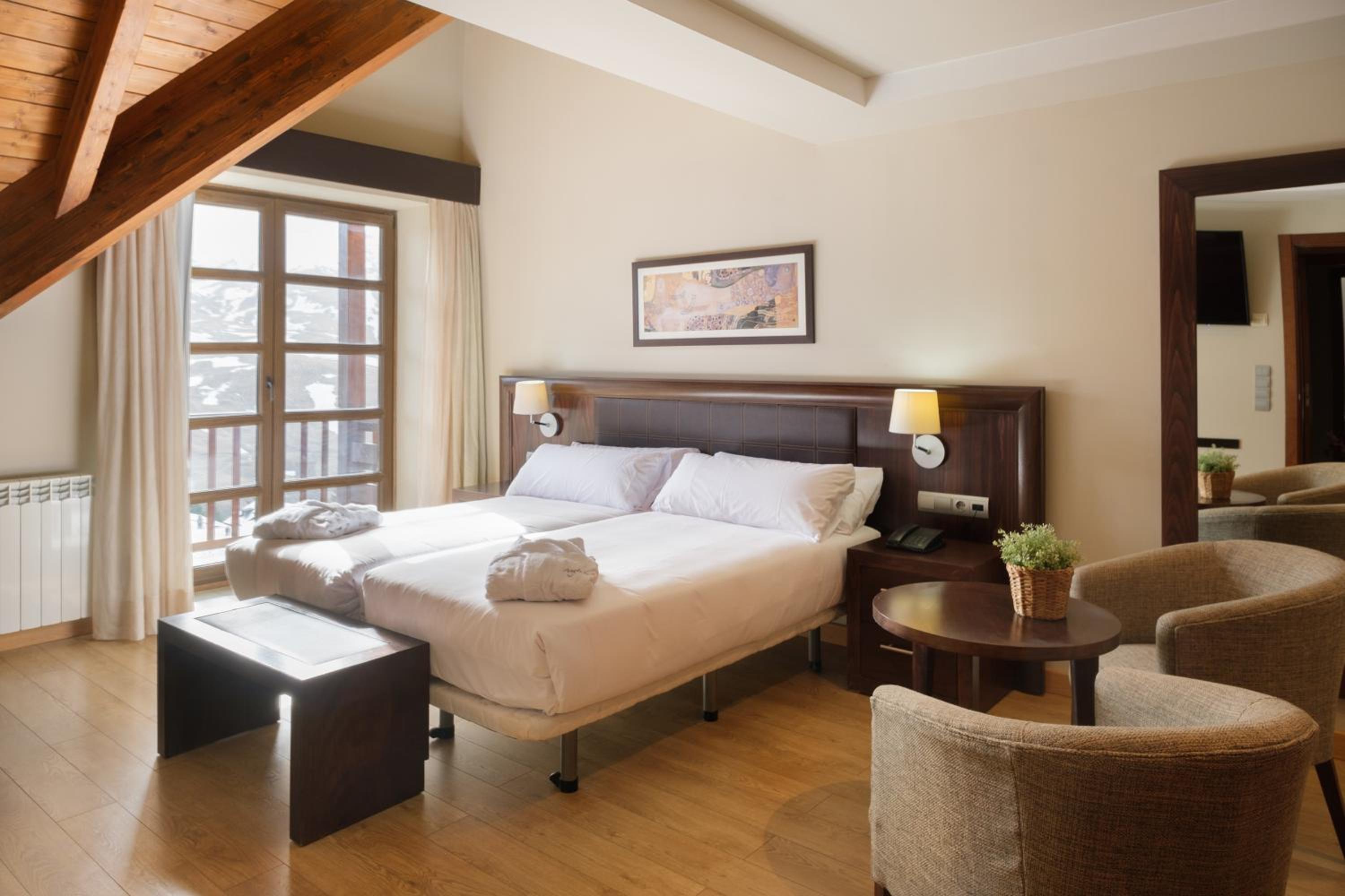 Superior Double or Twin Room with Mountain View photo 3