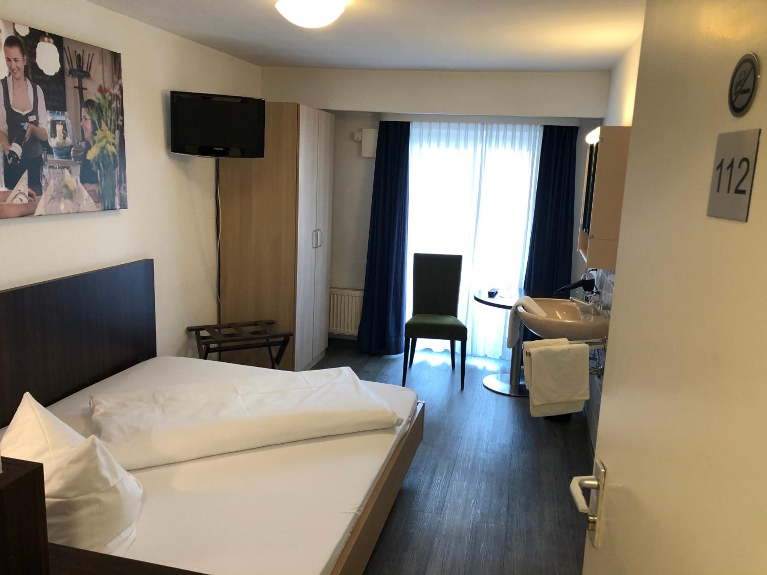 Single Room with Shared Bathroom photo 1