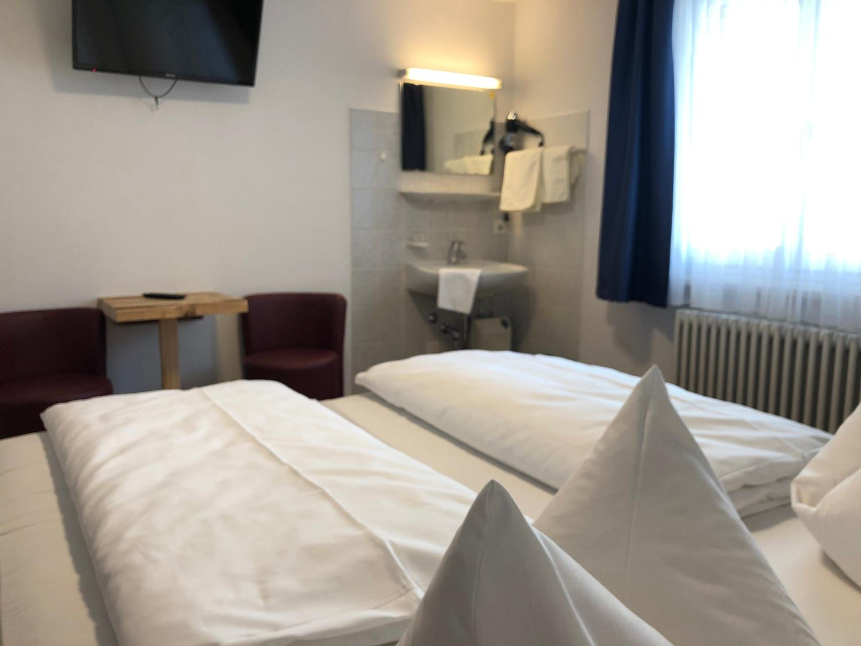 Double Room with Shared Bathroom photo 2