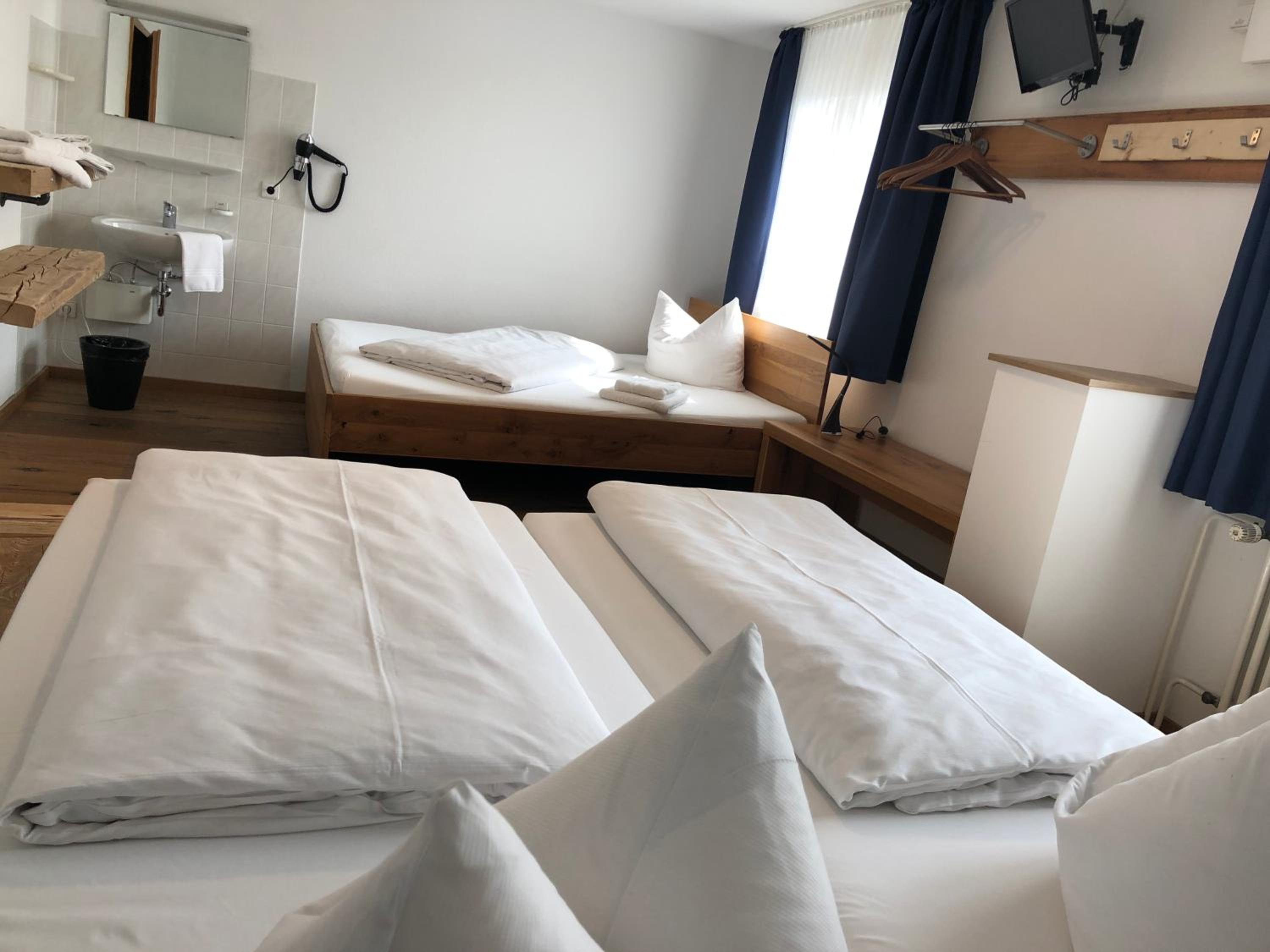 Triple Room with Shared Bathroom photo 3