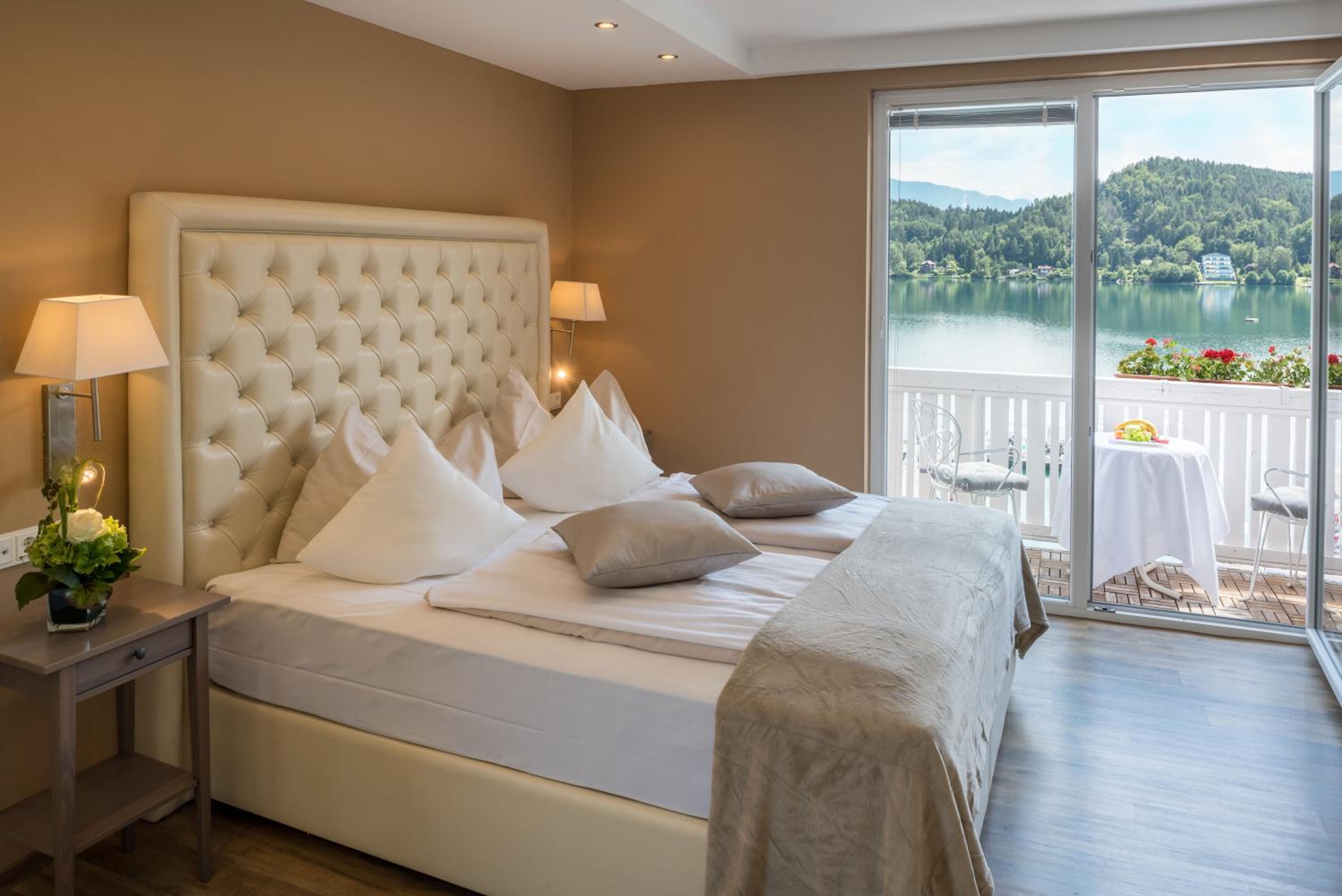 Double Room with Balcony and Lake View photo 1