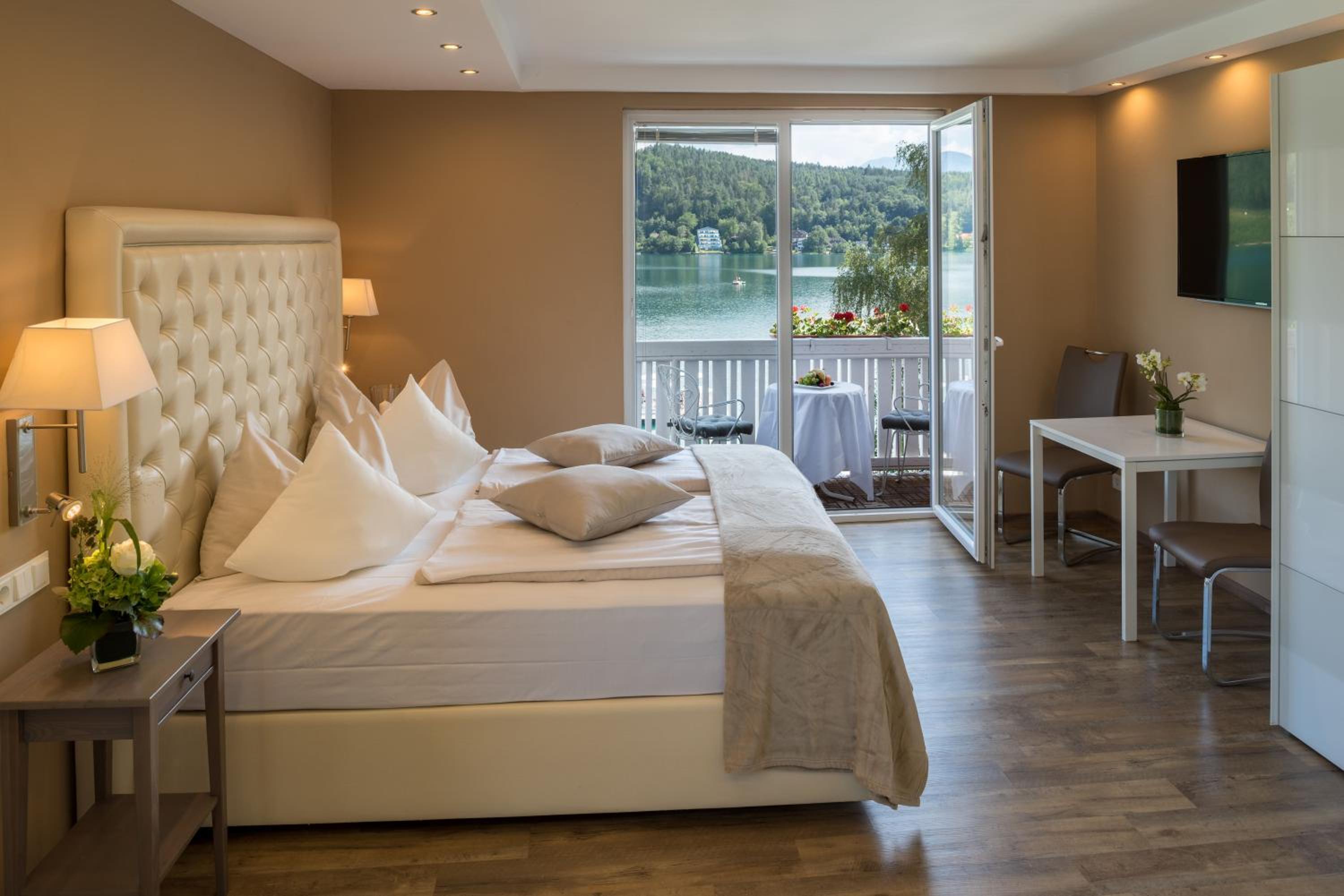 Double Room with Balcony and Lake View photo 3