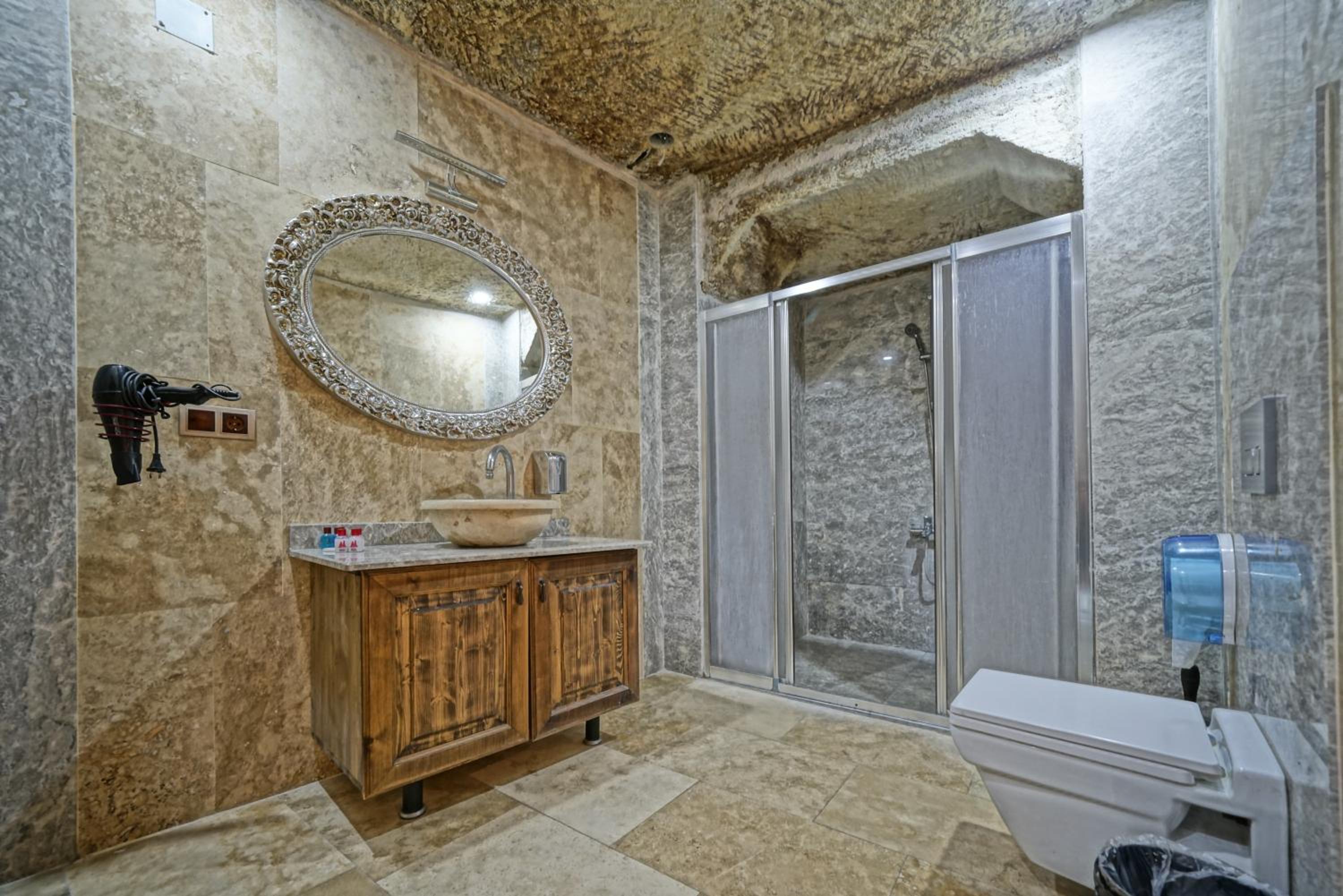 Deluxe Cave Room - Photo 31