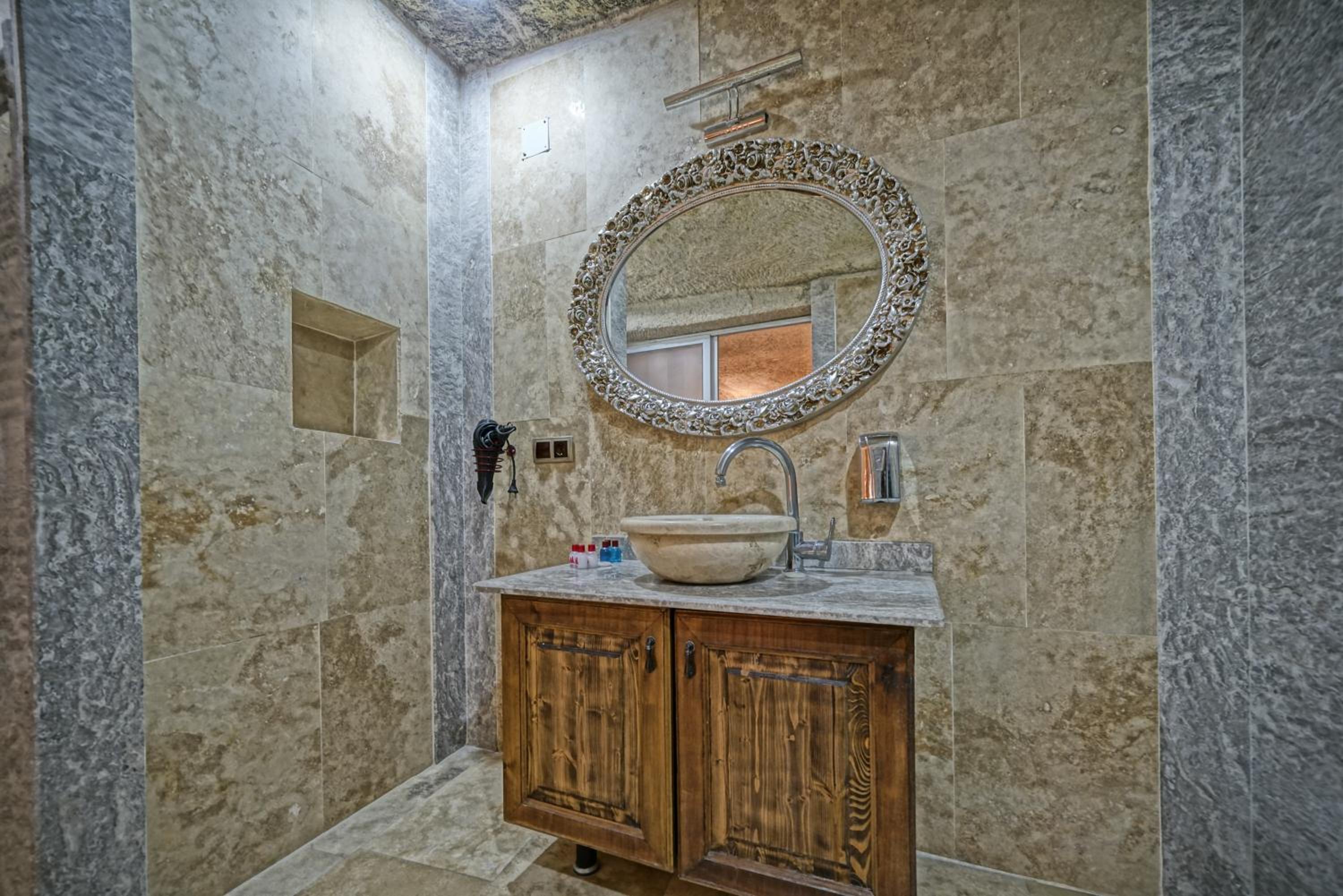 Deluxe Cave Room - Photo 61