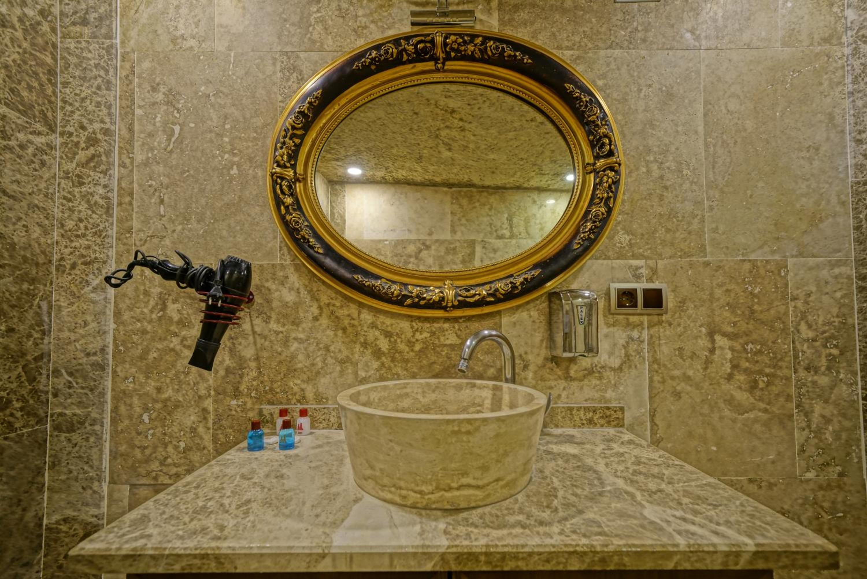 Deluxe Cave Room - Photo 19