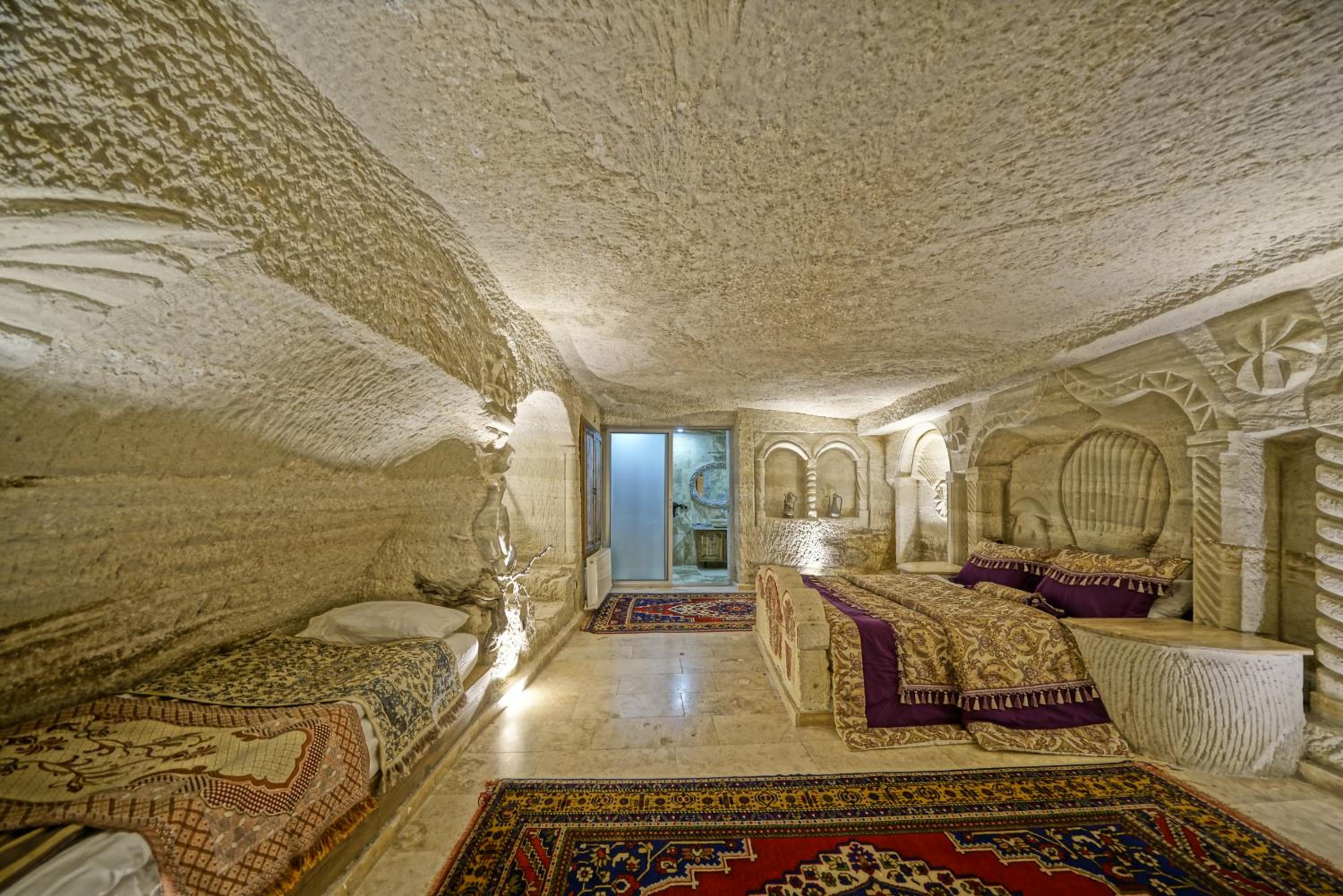 Deluxe Cave Room - Photo 13