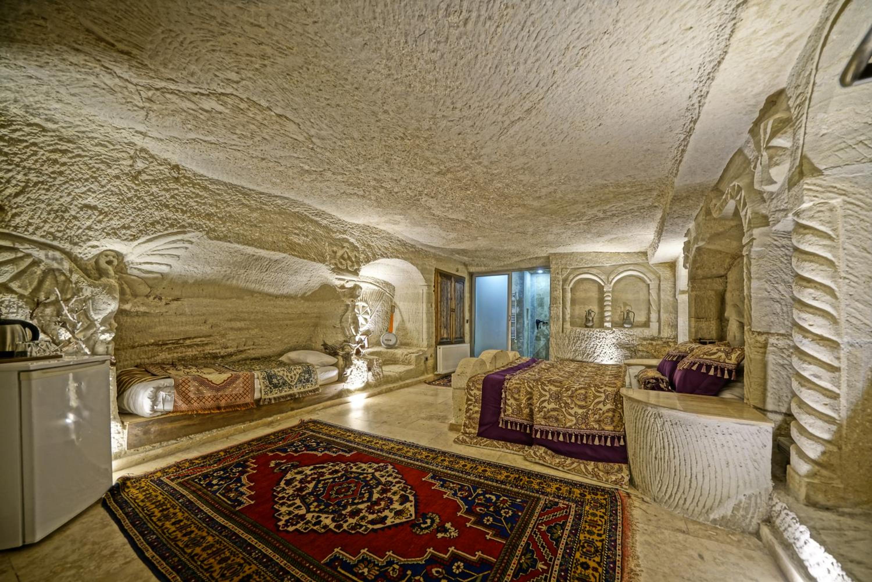 Deluxe Cave Room - Photo 9