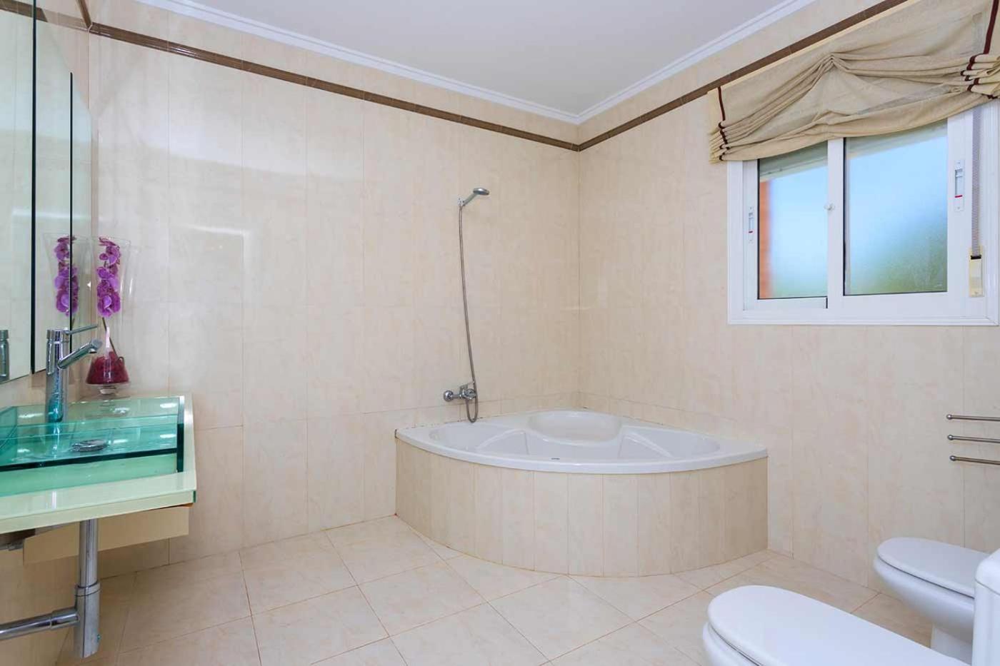 Three-Bedroom Villa photo 3
