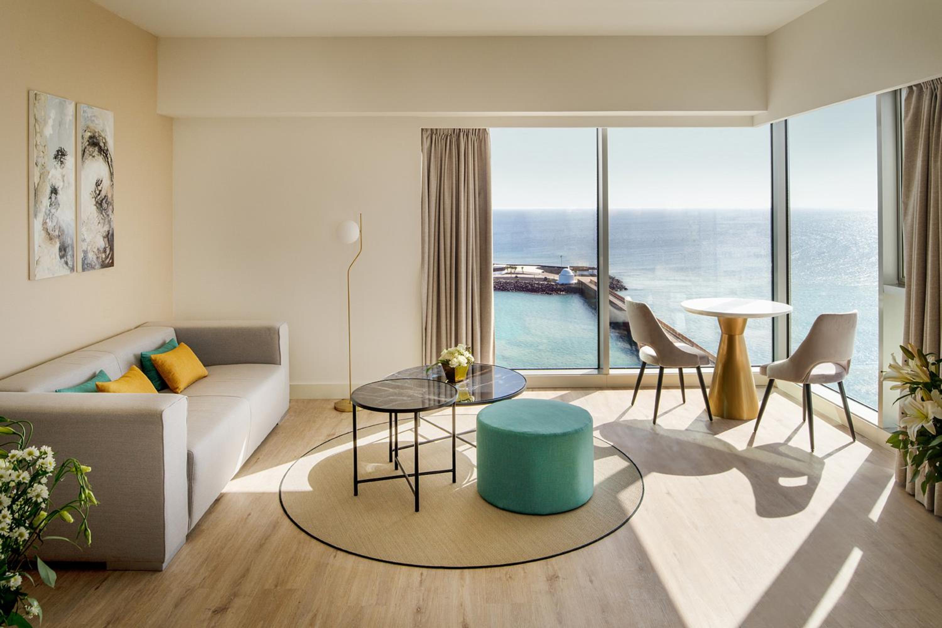 Deluxe Suite with Sea View - Photo 3