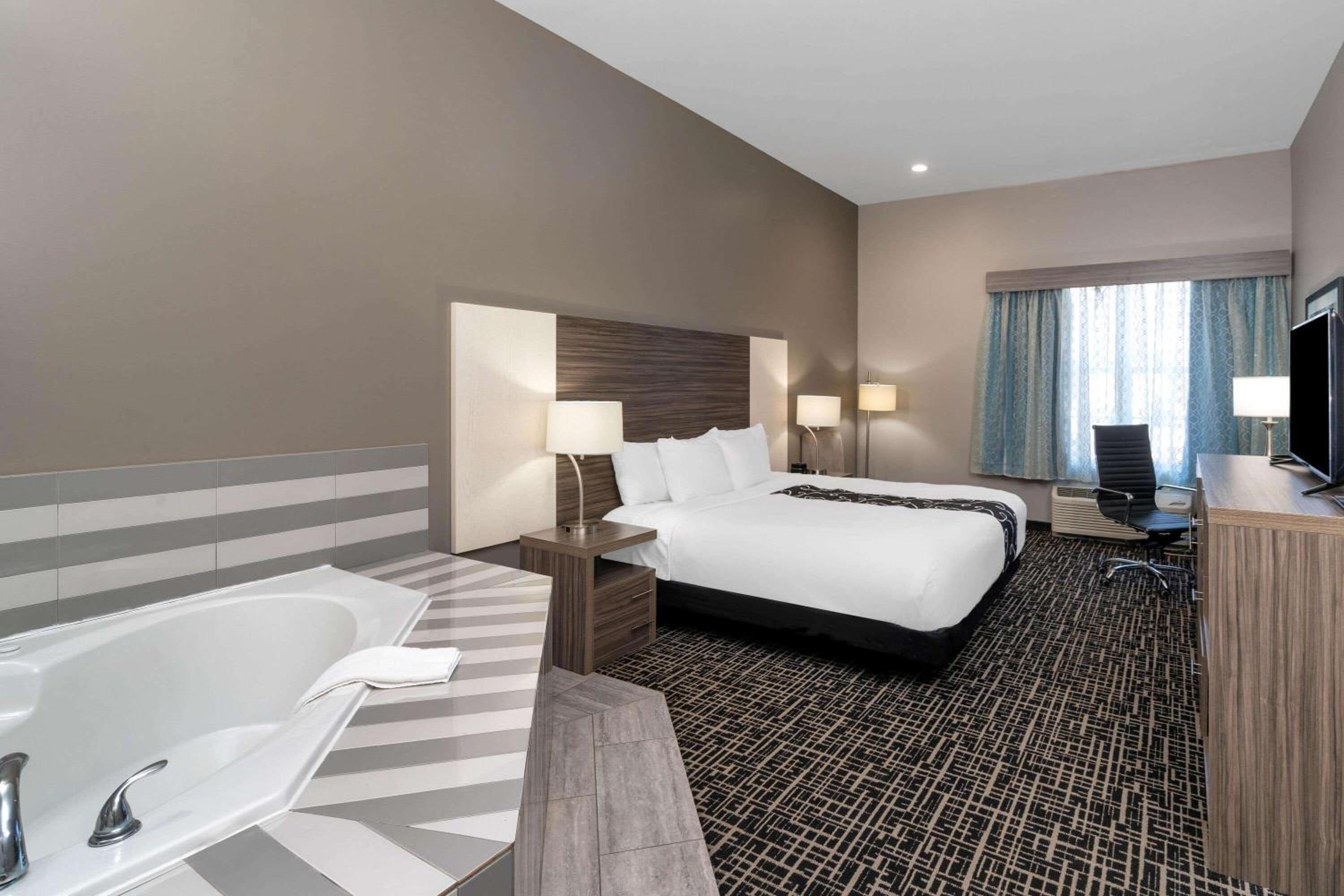King Room with Hot Tub - Non-Smoking photo 1