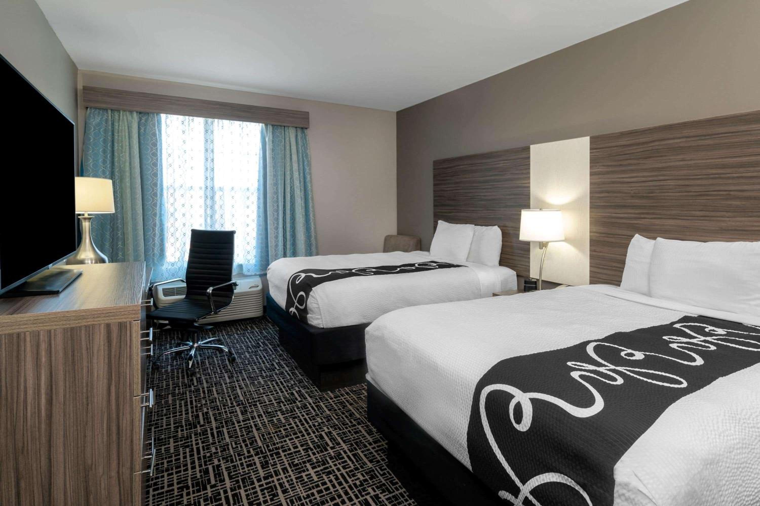 Queen Room with Two Queen Beds photo 2