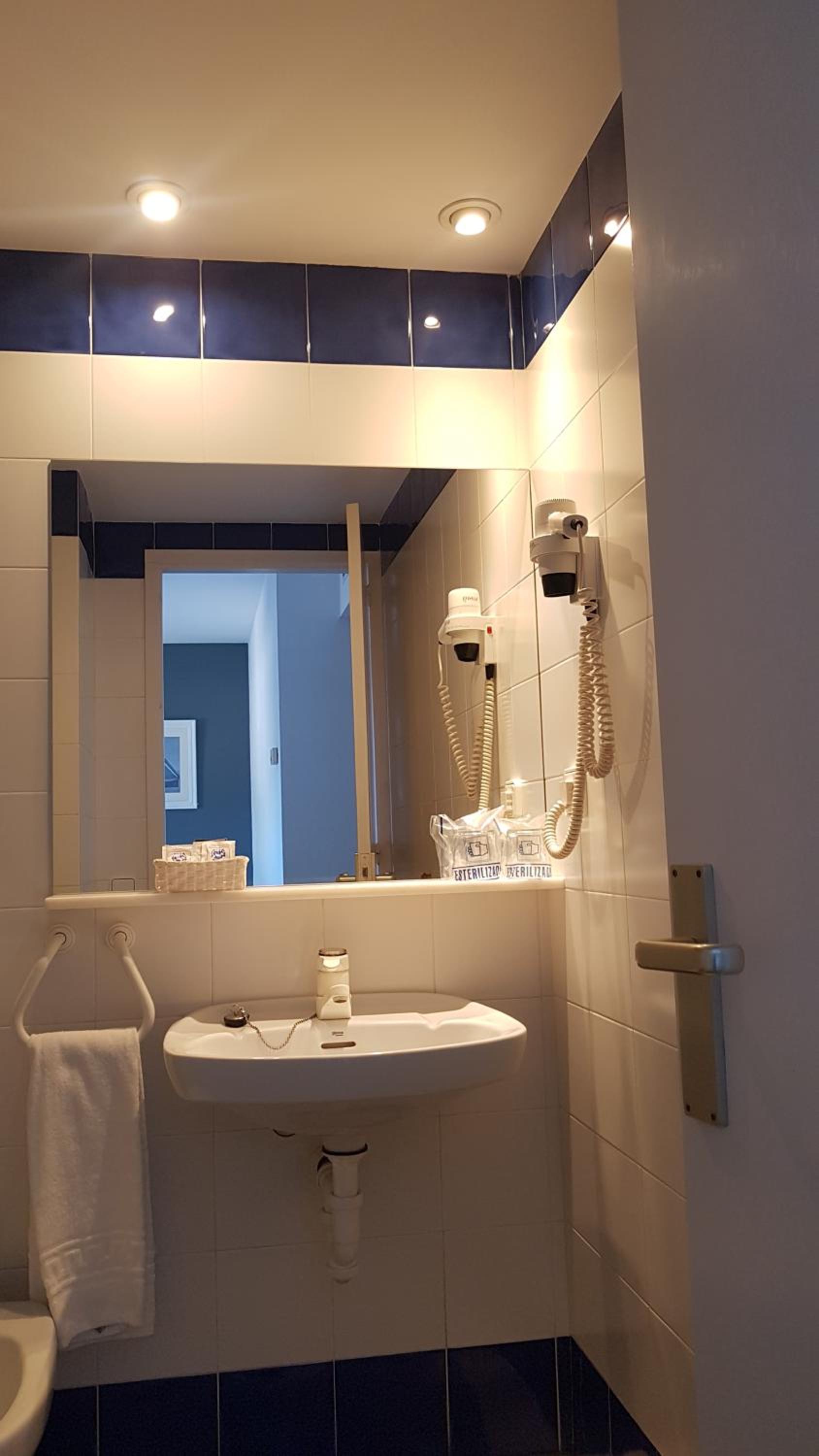Double or Twin Room with Sea View photo 3