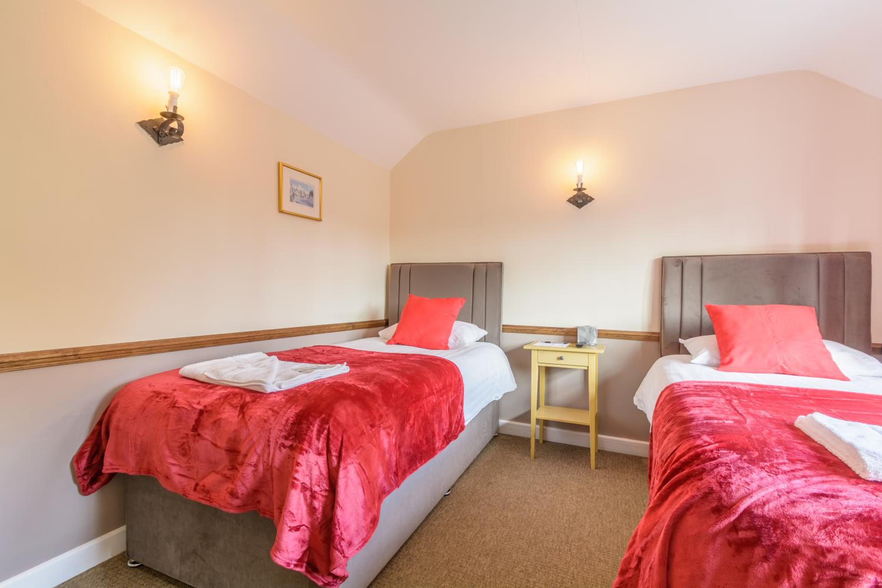 Standard Twin Room - Photo 1