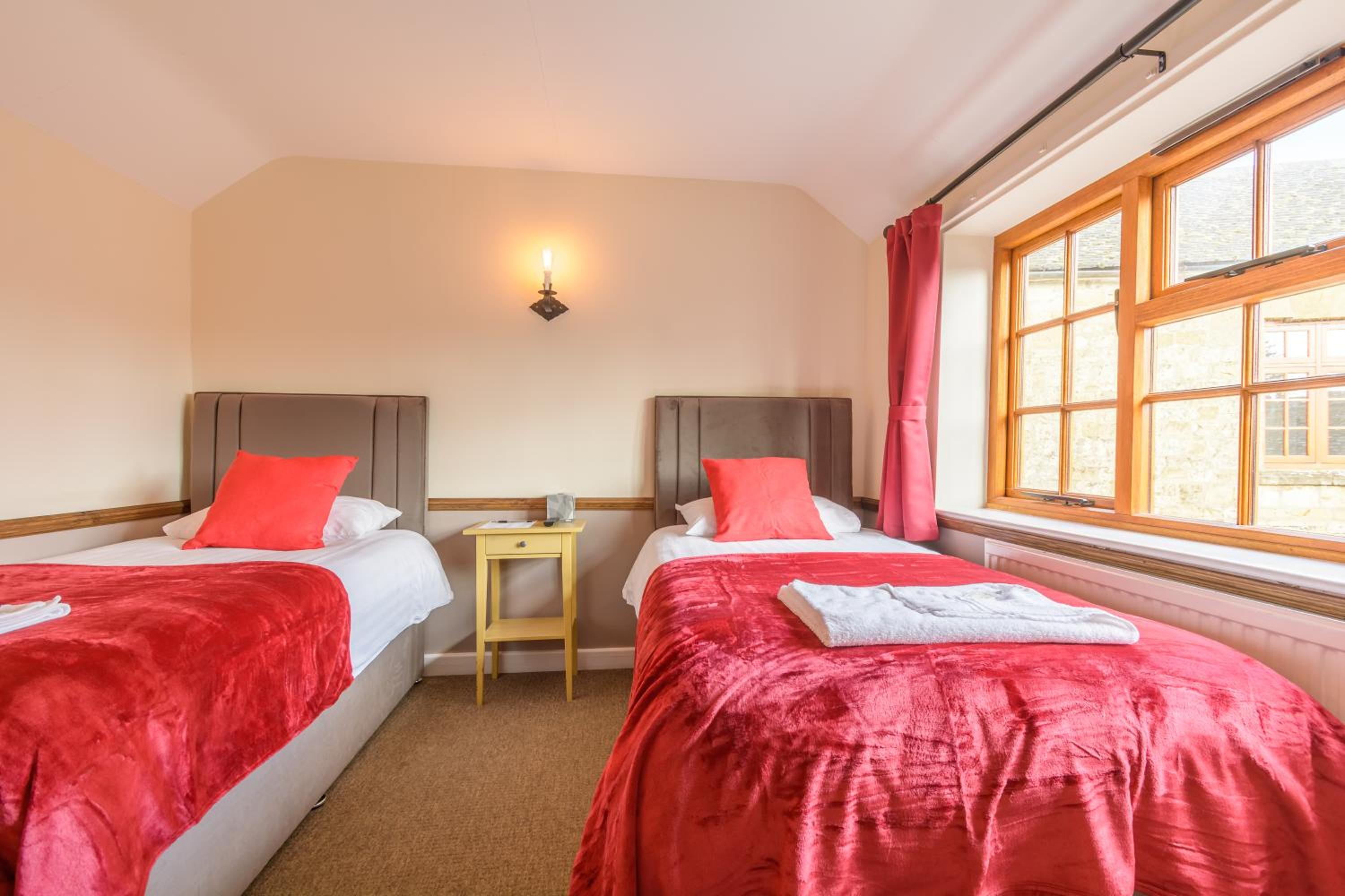 Standard Twin Room - Photo 2
