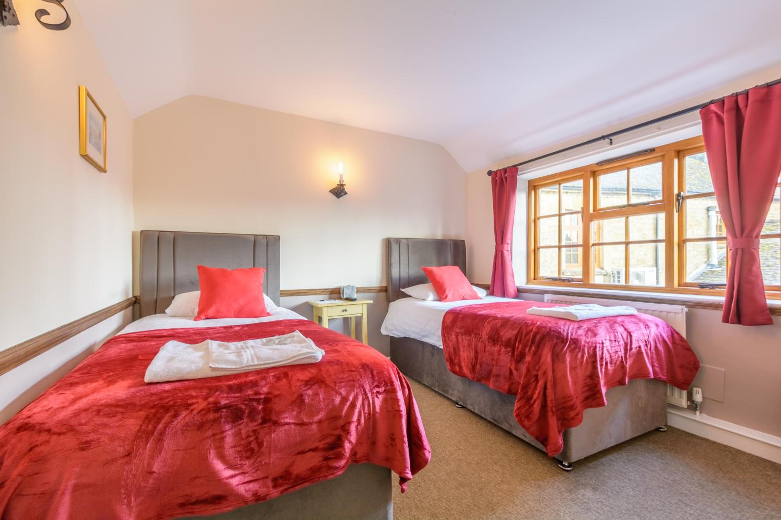 Standard Twin Room - Photo 3