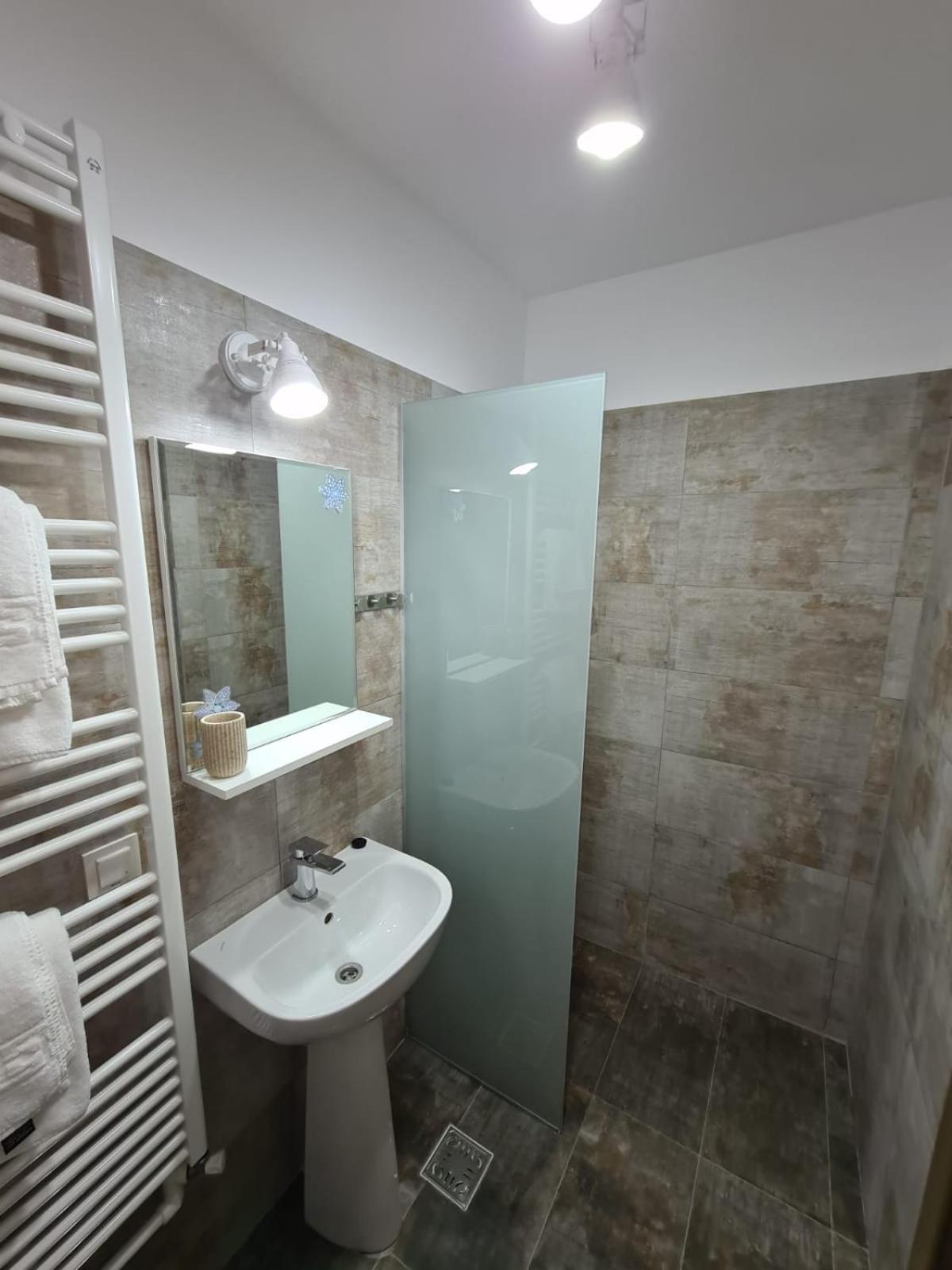 Studio Apartment - Photo 2