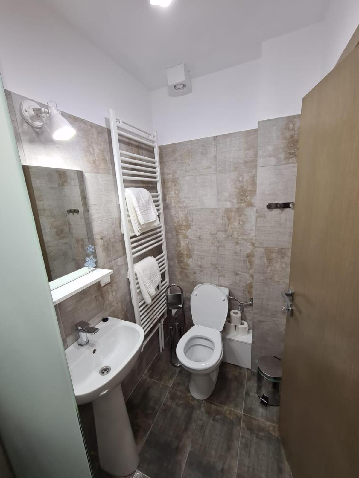 Studio Apartment - Photo 8