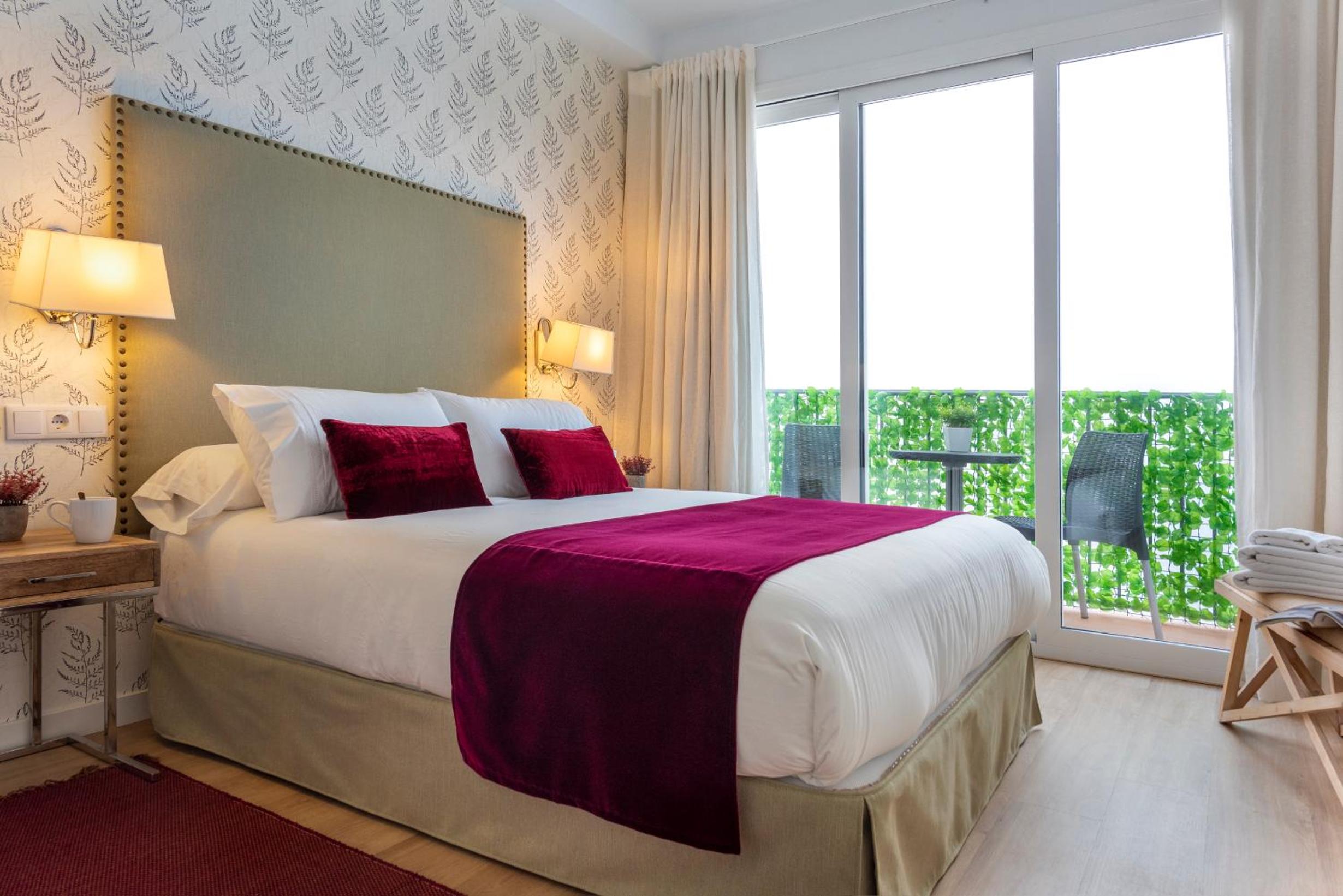Two-Bedroom Apartment with Balcony - Photo 4