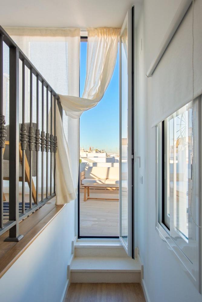 Duplex Apartment with Terrace - Photo 2