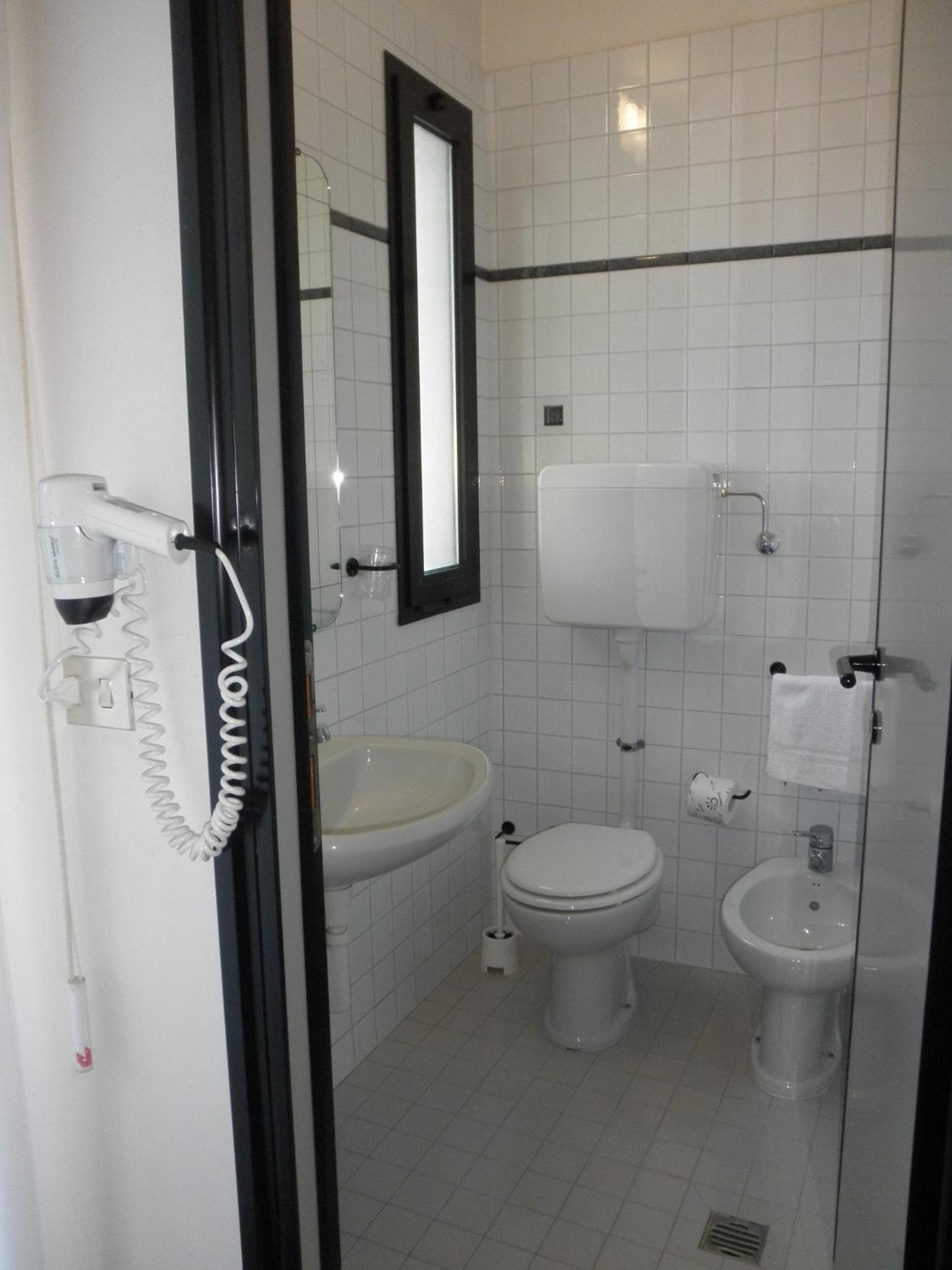 Twin Room with Balcony - Photo 5