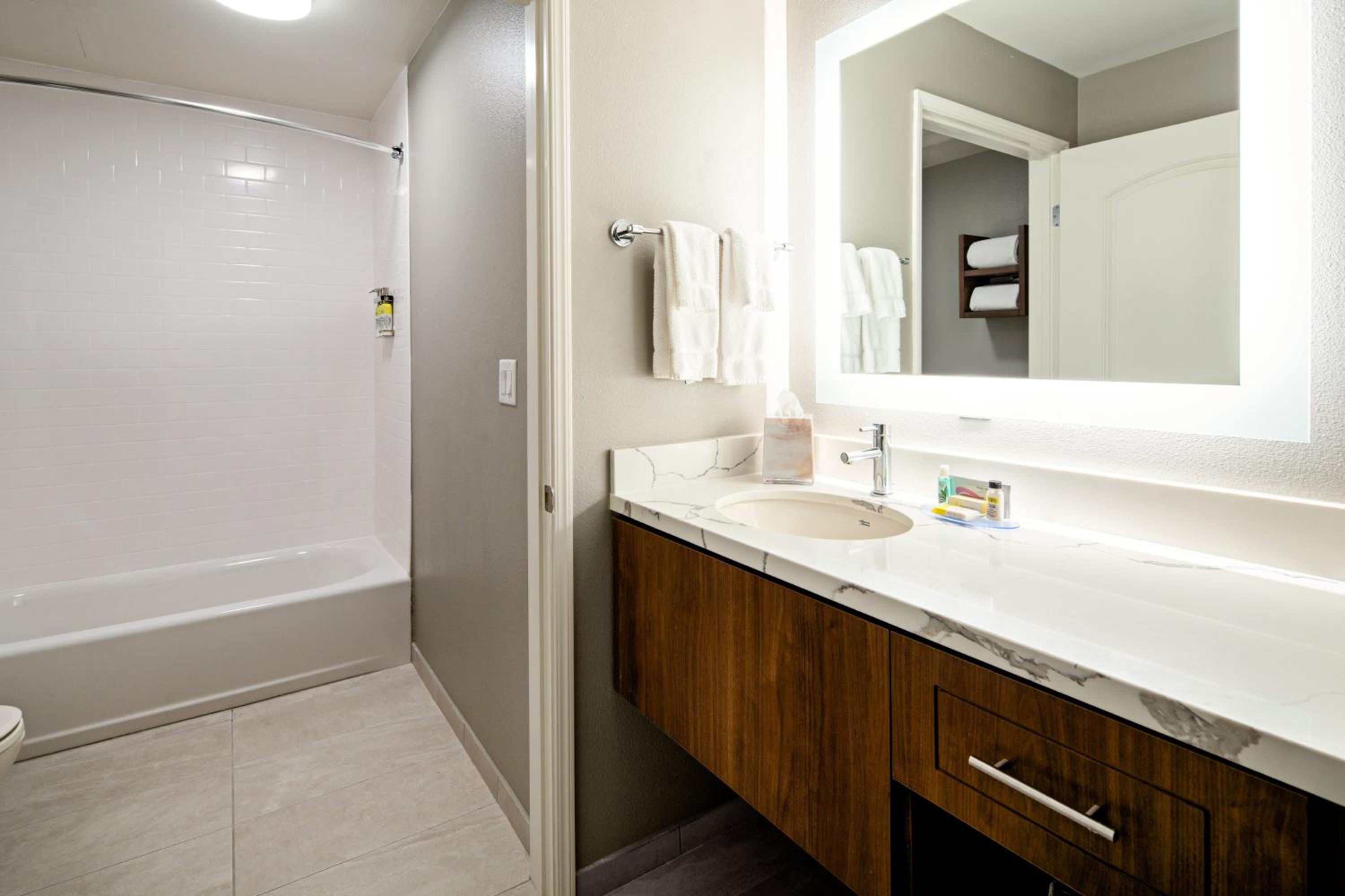 One-Bedroom Suite with Two Queen Beds - Photo 3