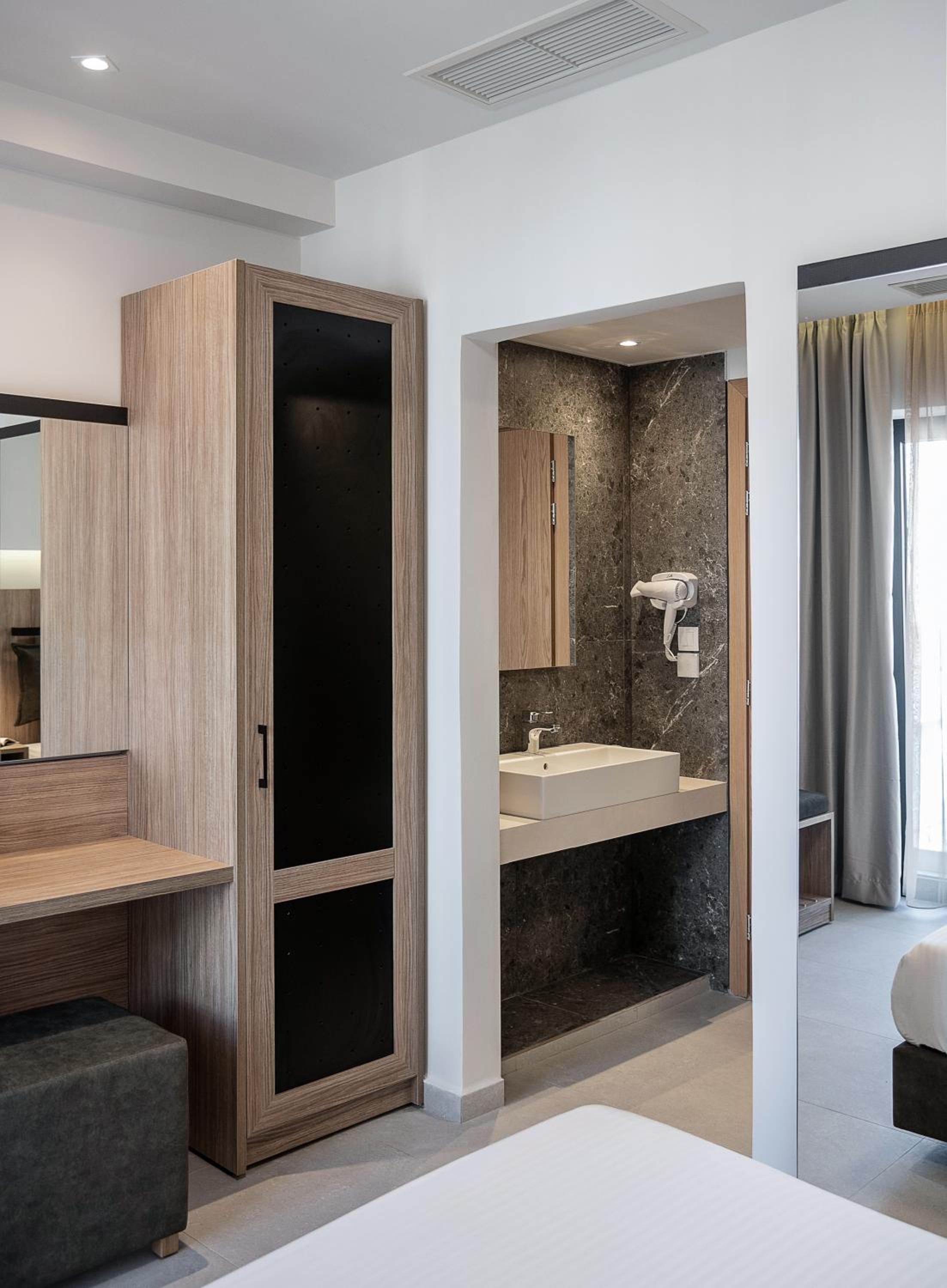 Double Room with Balcony - Photo 4
