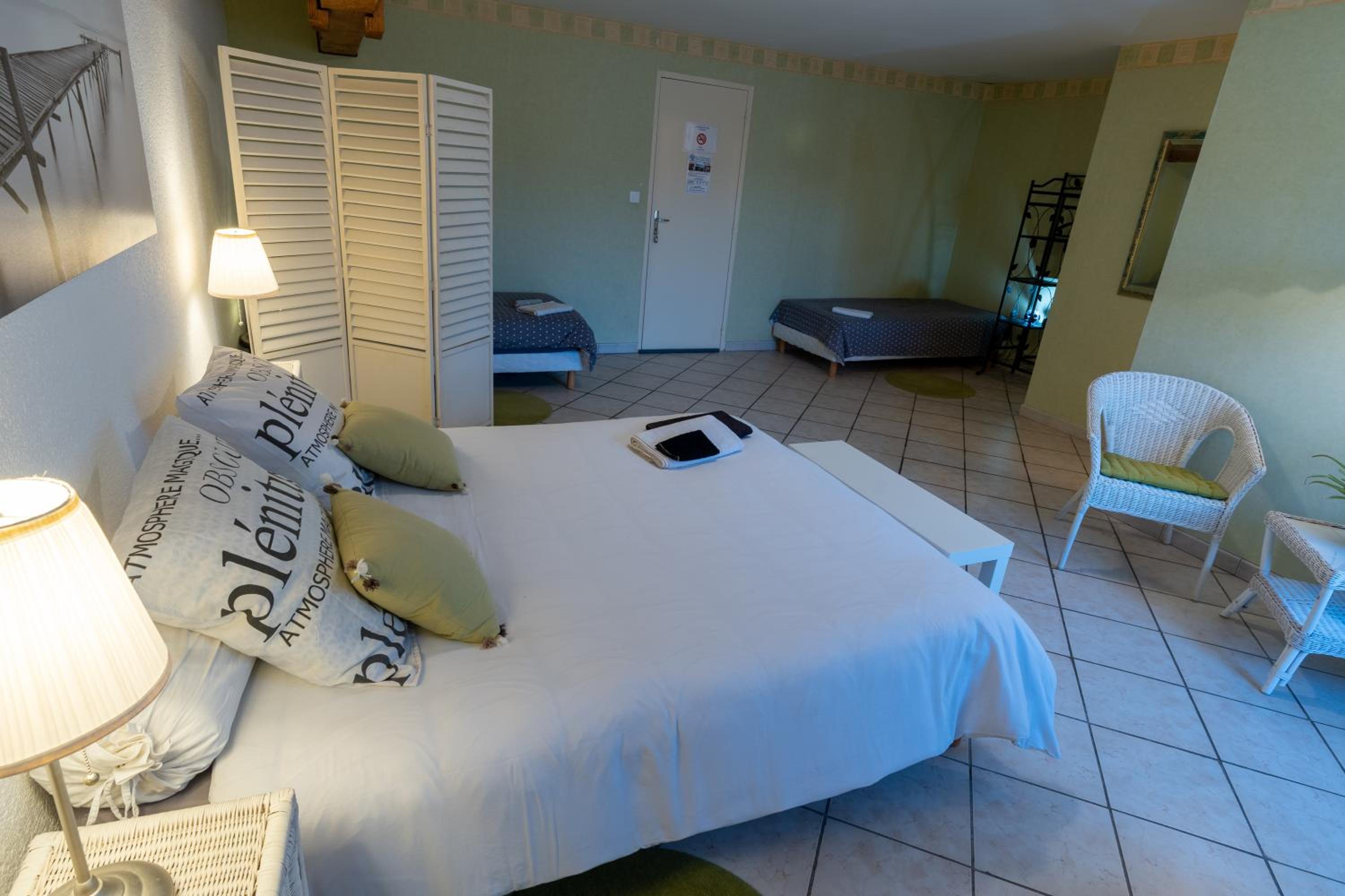 Family Room with Private Bathroom photo 2