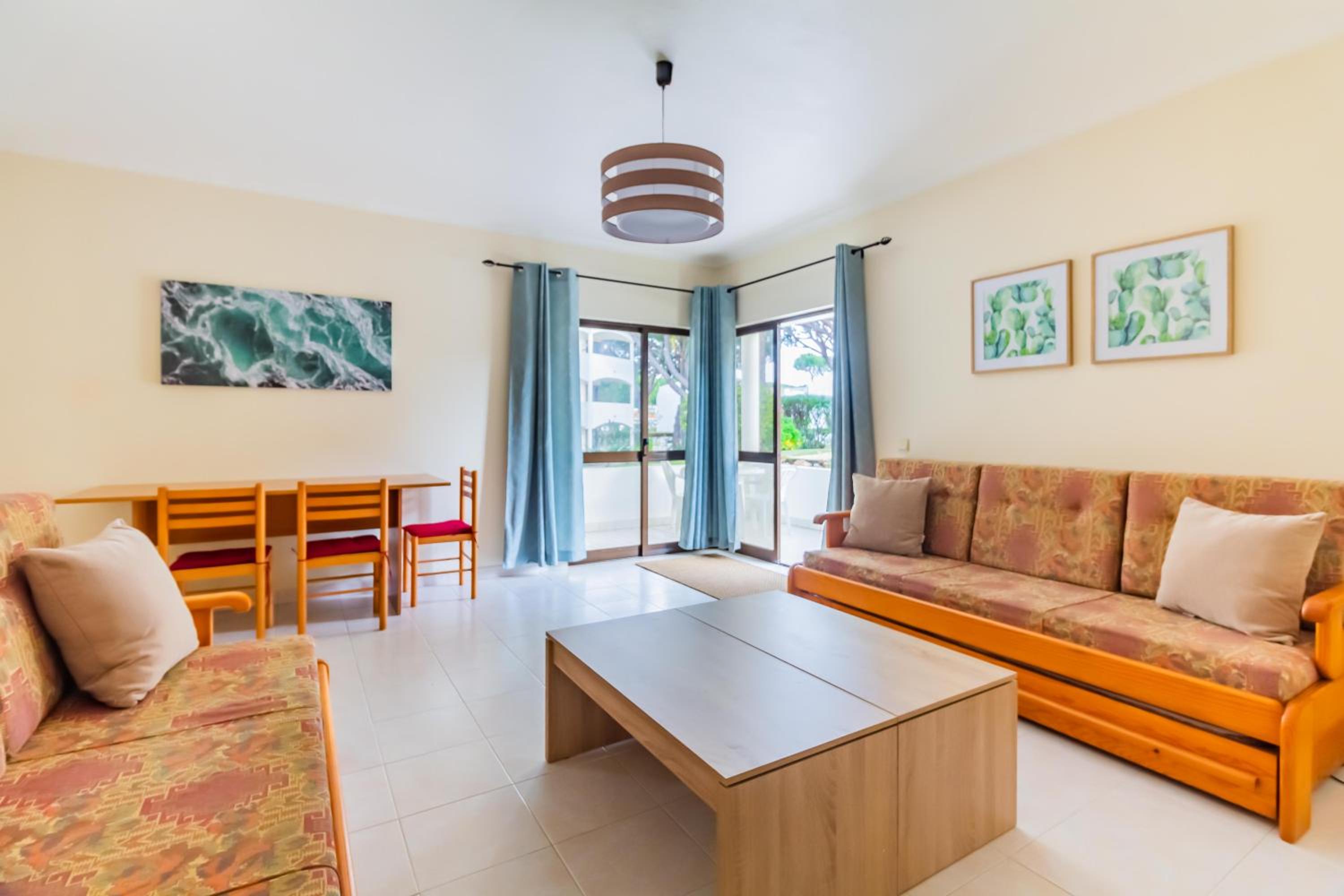 Apartment with Pool View 