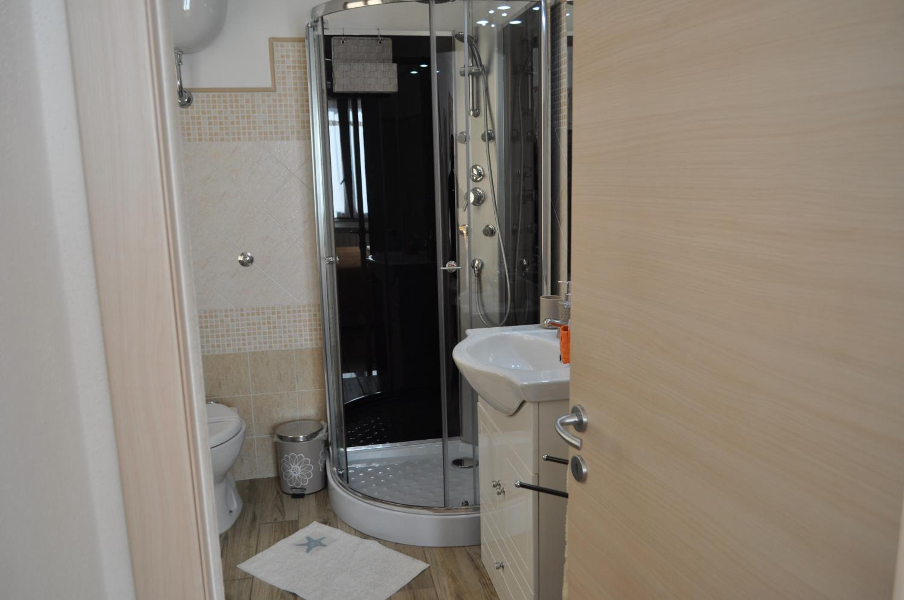 Double Room with Private Bathroom - Photo 3