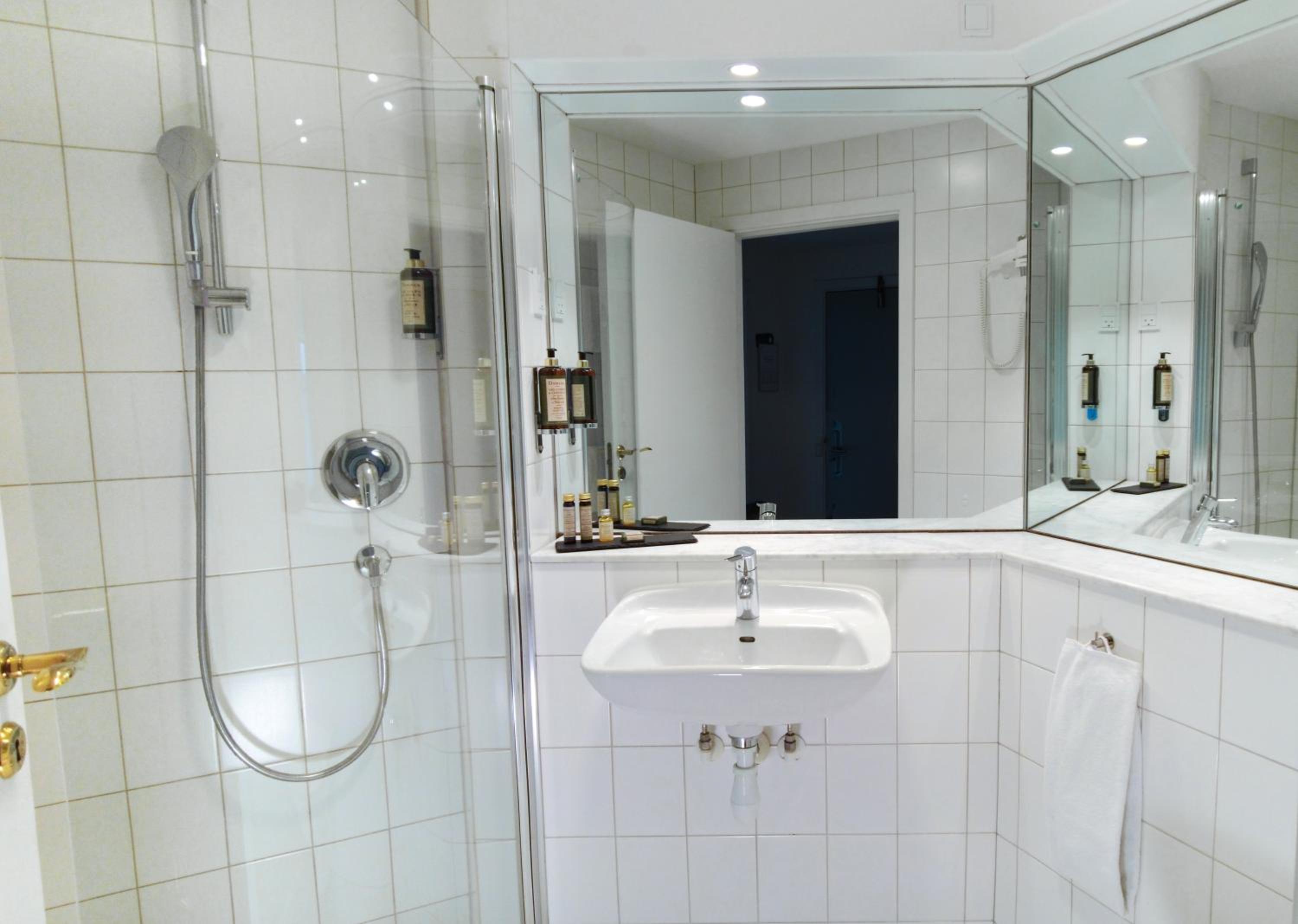 Double Room with Sea View - Photo 11