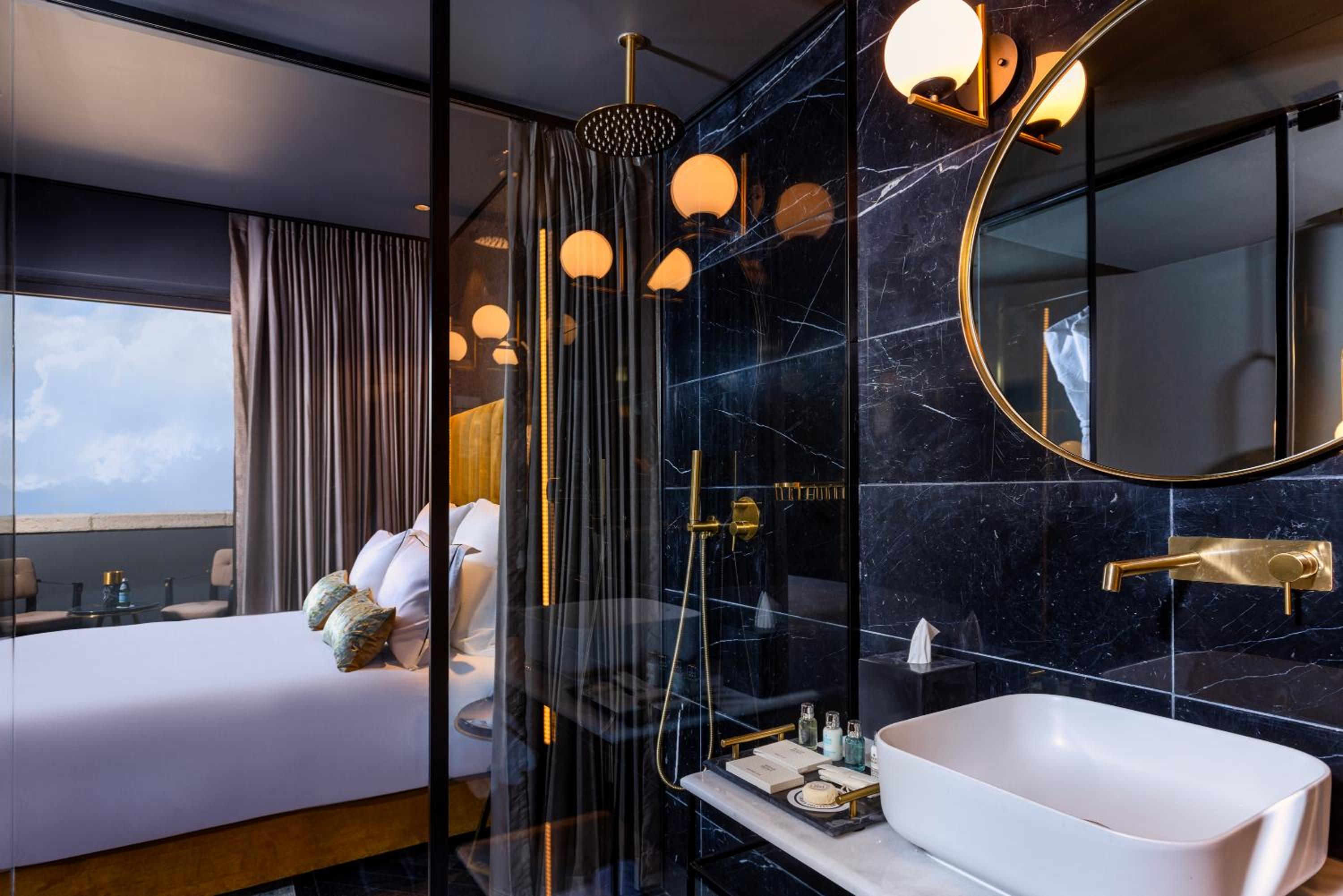 Classic with Balcony Room - Photo 6