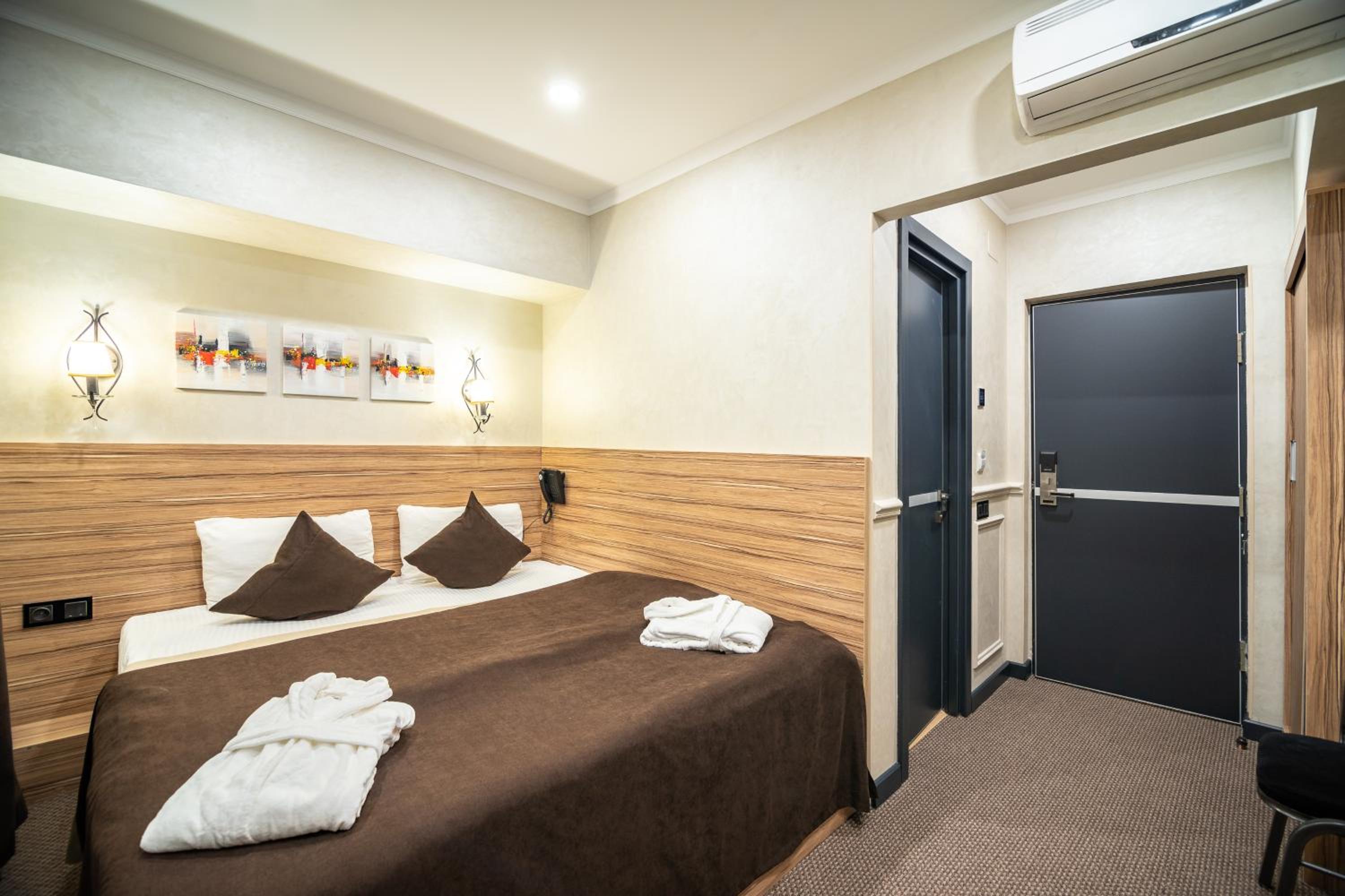 Standard Double Room Without Window - Photo 4