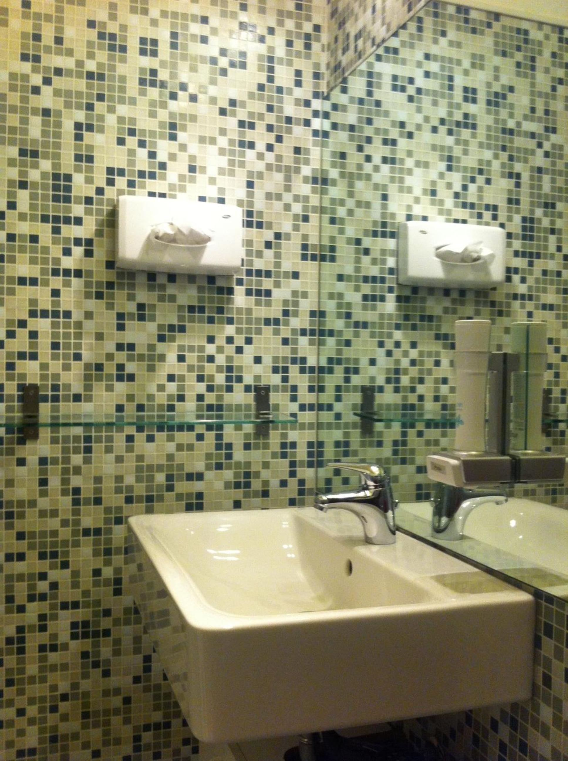 Double or Twin Room with Private Bathroom - Photo 5