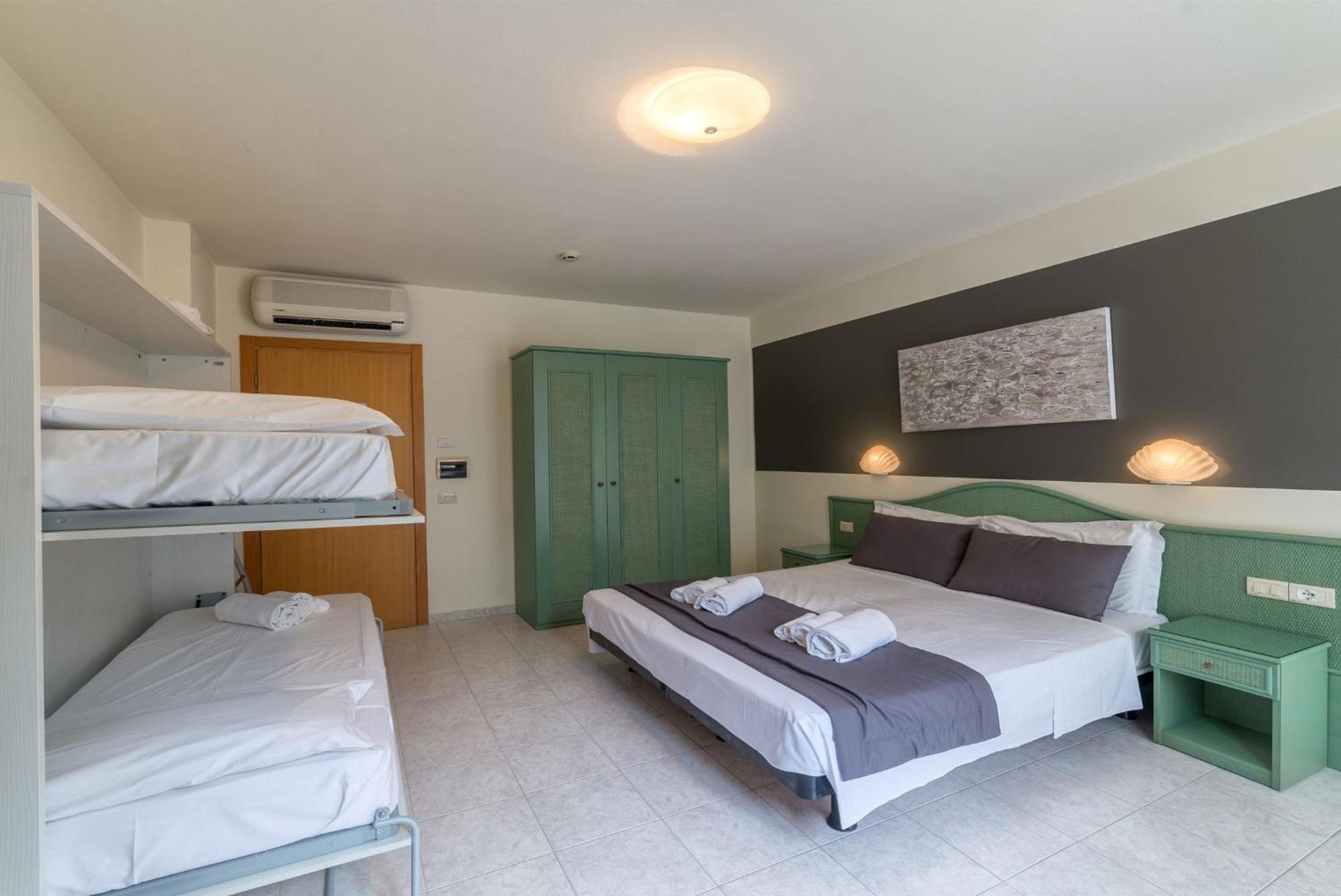 Quadruple Room - Photo 1