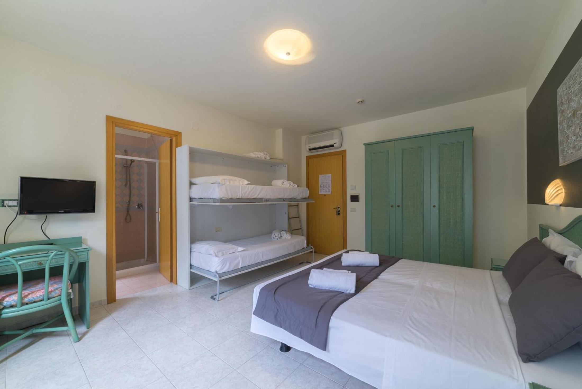 Quadruple Room - Photo 4