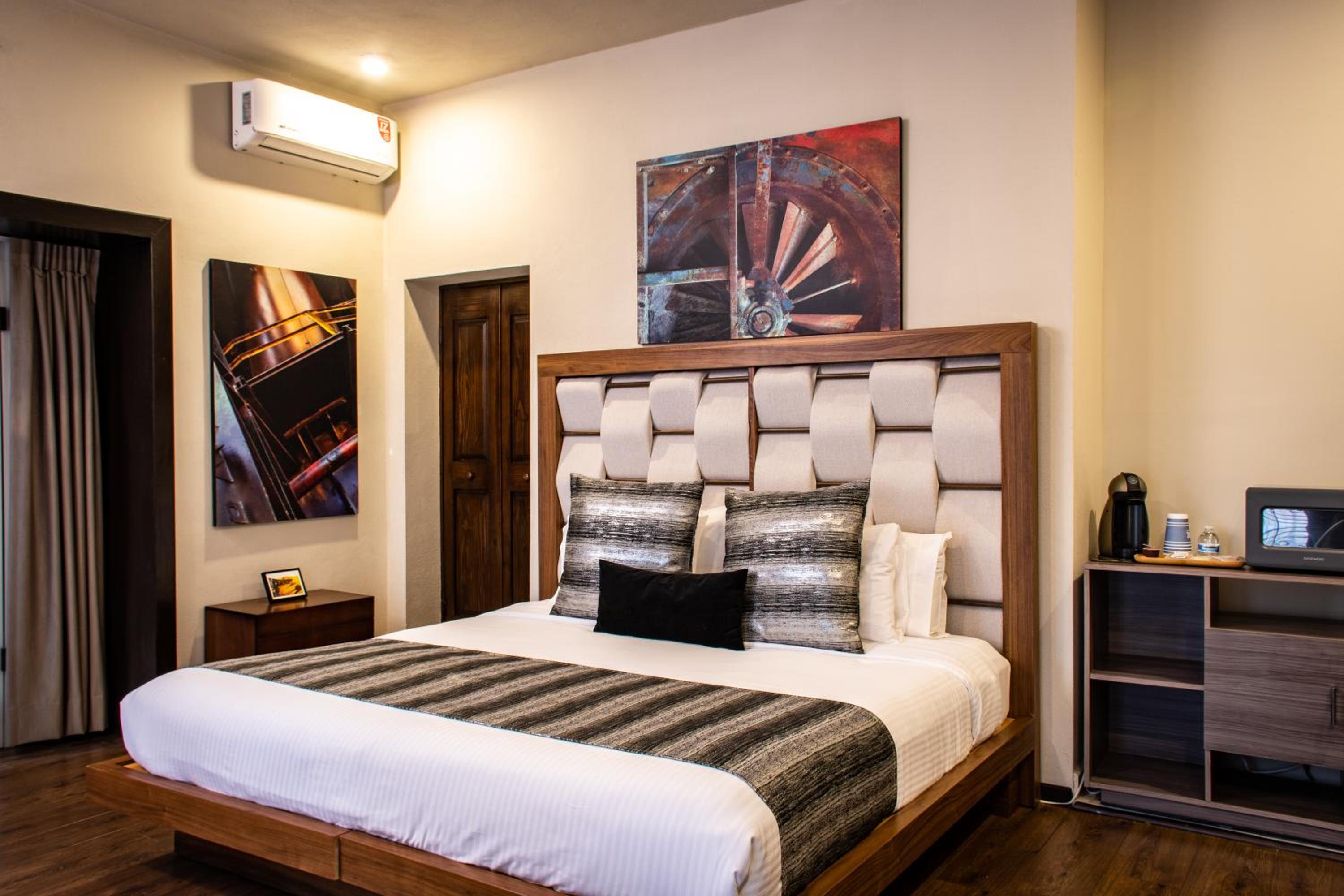 Deluxe King Room photo 3